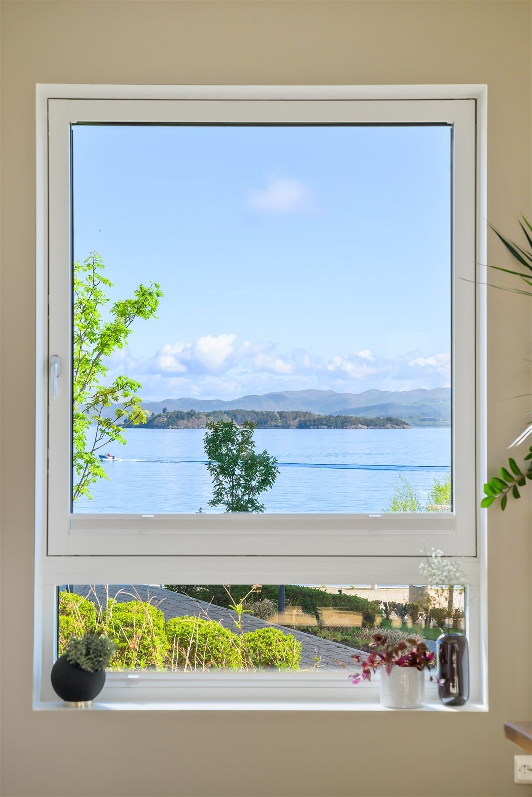 Fra stue/kjøkken har man en fantastisk sjøutsikt. Her er det enkelt å finne roen Galleribilde