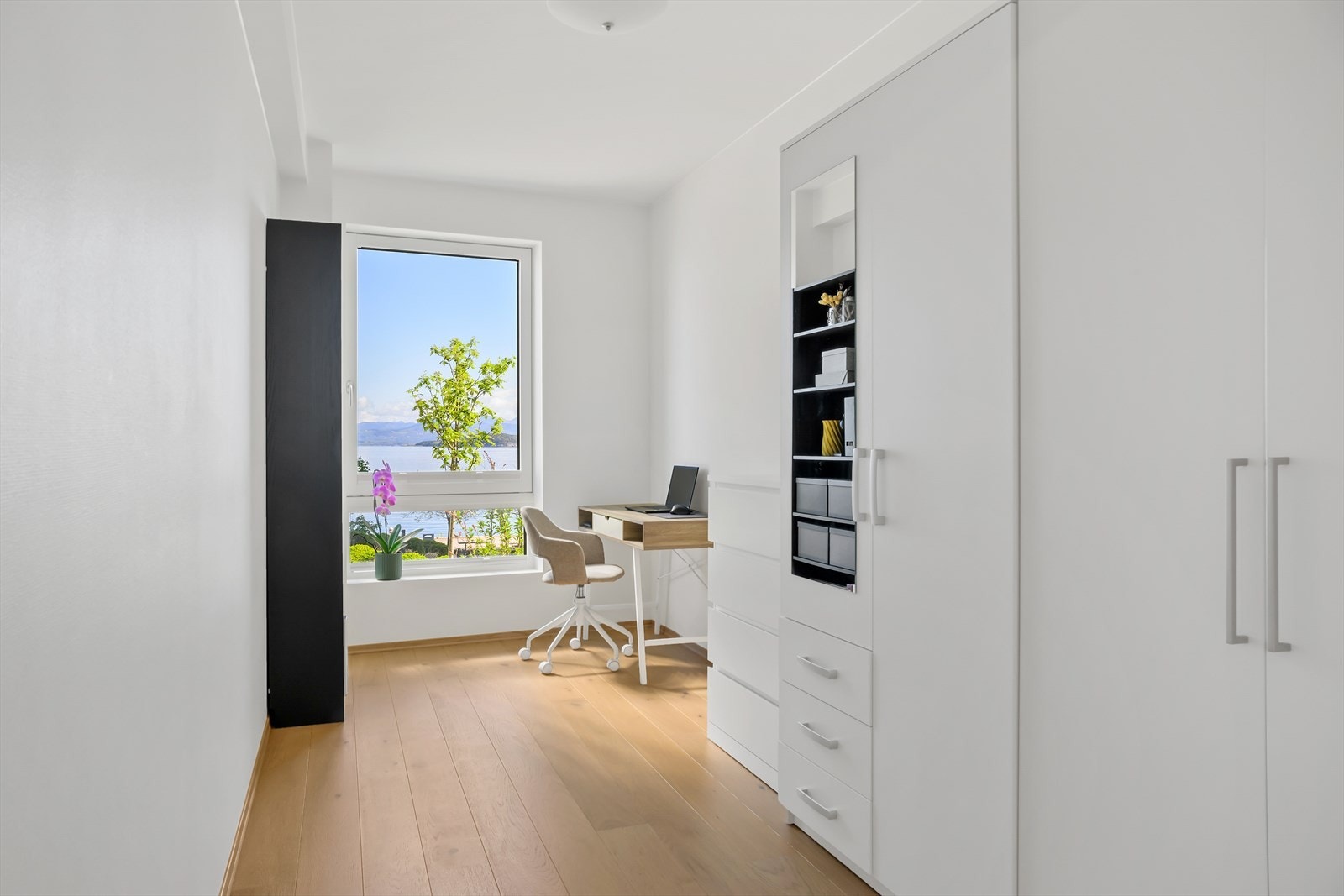 Soverom to er også av god størrelse med plass til seng, pult eller annet møblement. Rommet kan innredes etter ønsker og behov Galleribilde