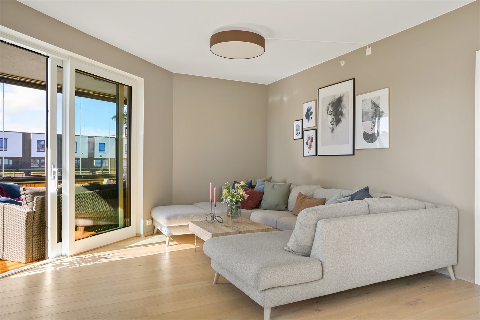 Stue med direkte utgang til en innglasset balkong Galleribilde