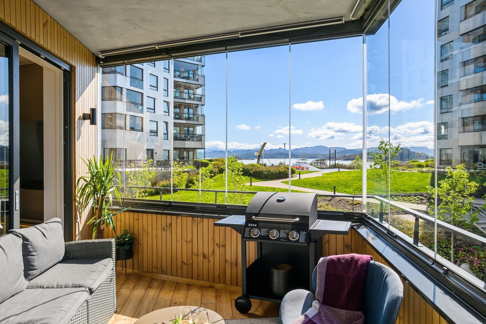 Herlig innglasset balkong som sørger for en forlengelse av sommeren Galleribilde