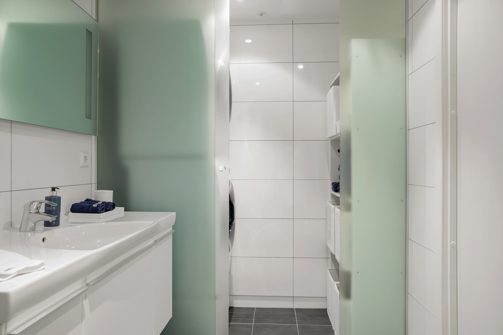 Vaskesone for vaskemaskin/tørketrommel er naturlig atskilt med frostet glassvegg Galleribilde