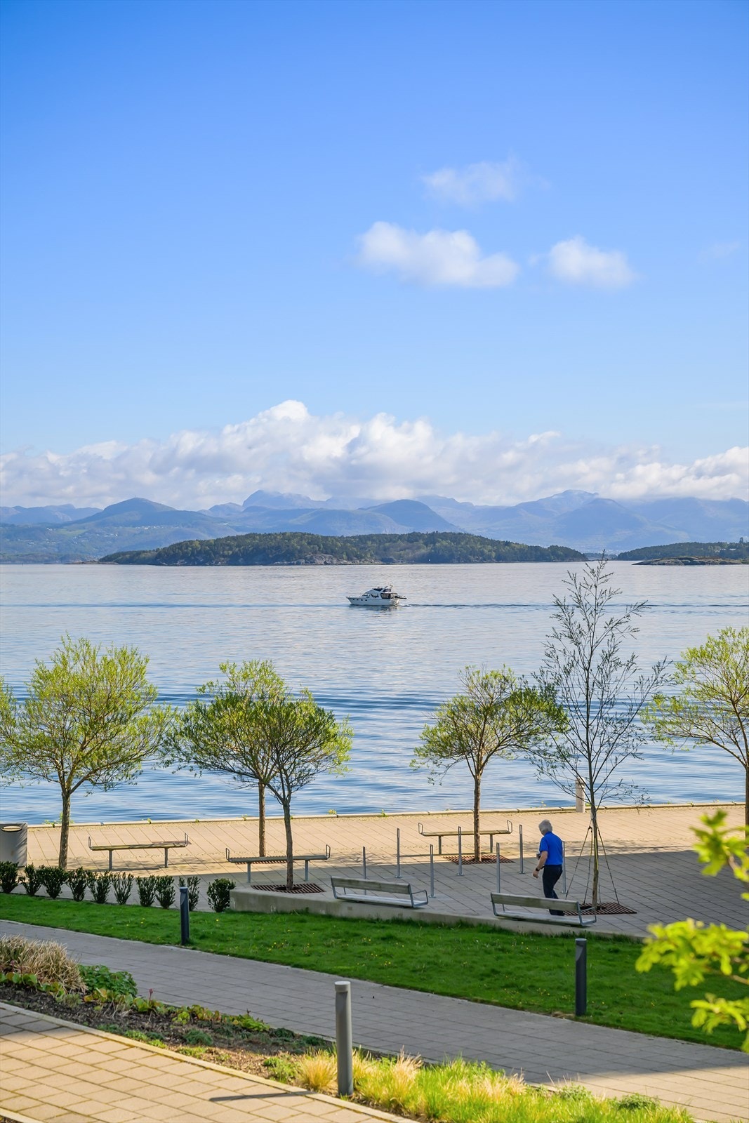 Med sin strategiske beliggenhet i blokken kan man følge med på båtlivet fra stue/kjøkken-vinduet Galleribilde