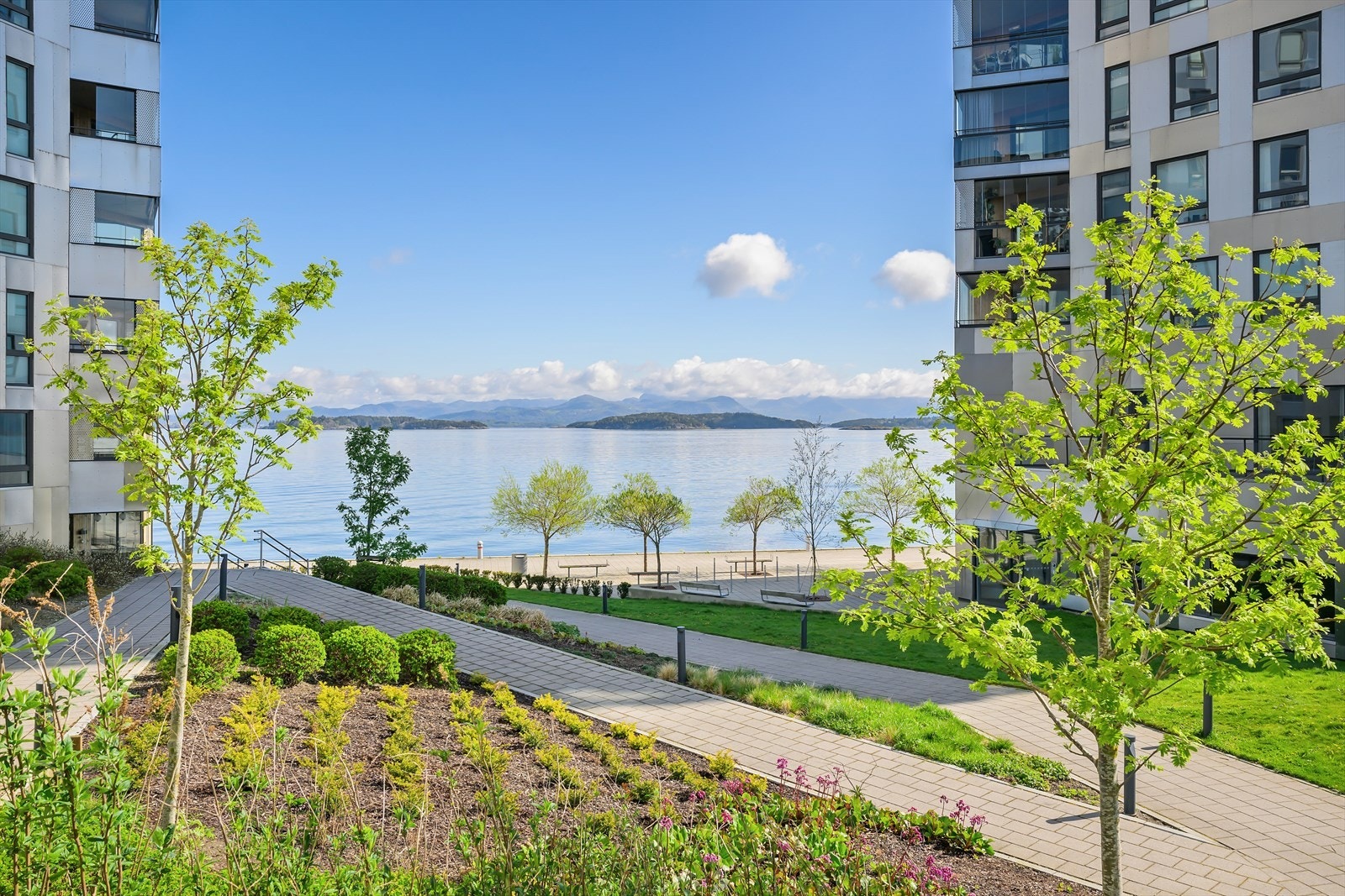 Fellesområdet er pent opparbeidet med belegningsstein, trær, busker og grøntareal Galleribilde
