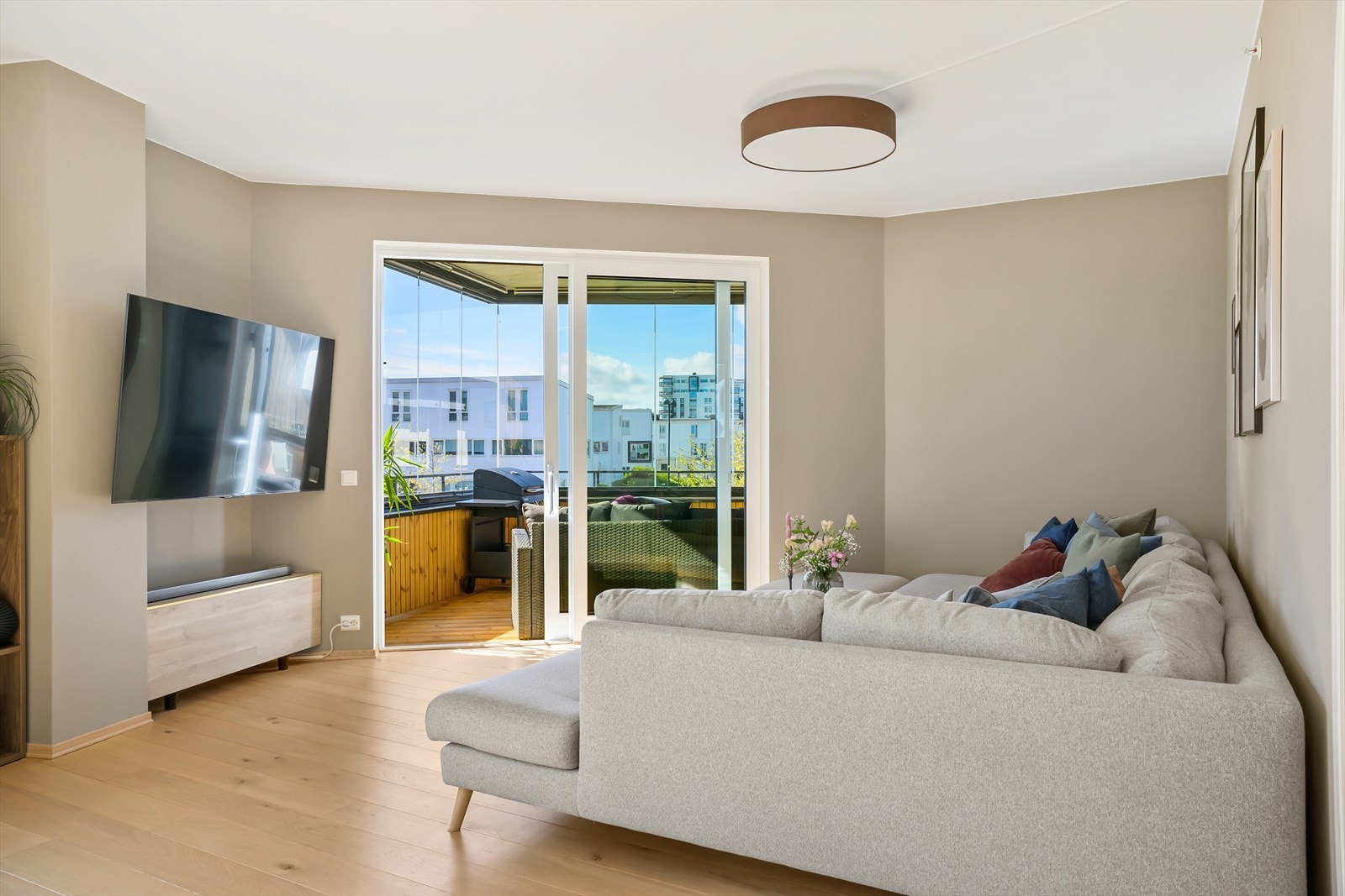 Egen sone med god plass til sofaseksjon, bord og annet møblement Galleribilde