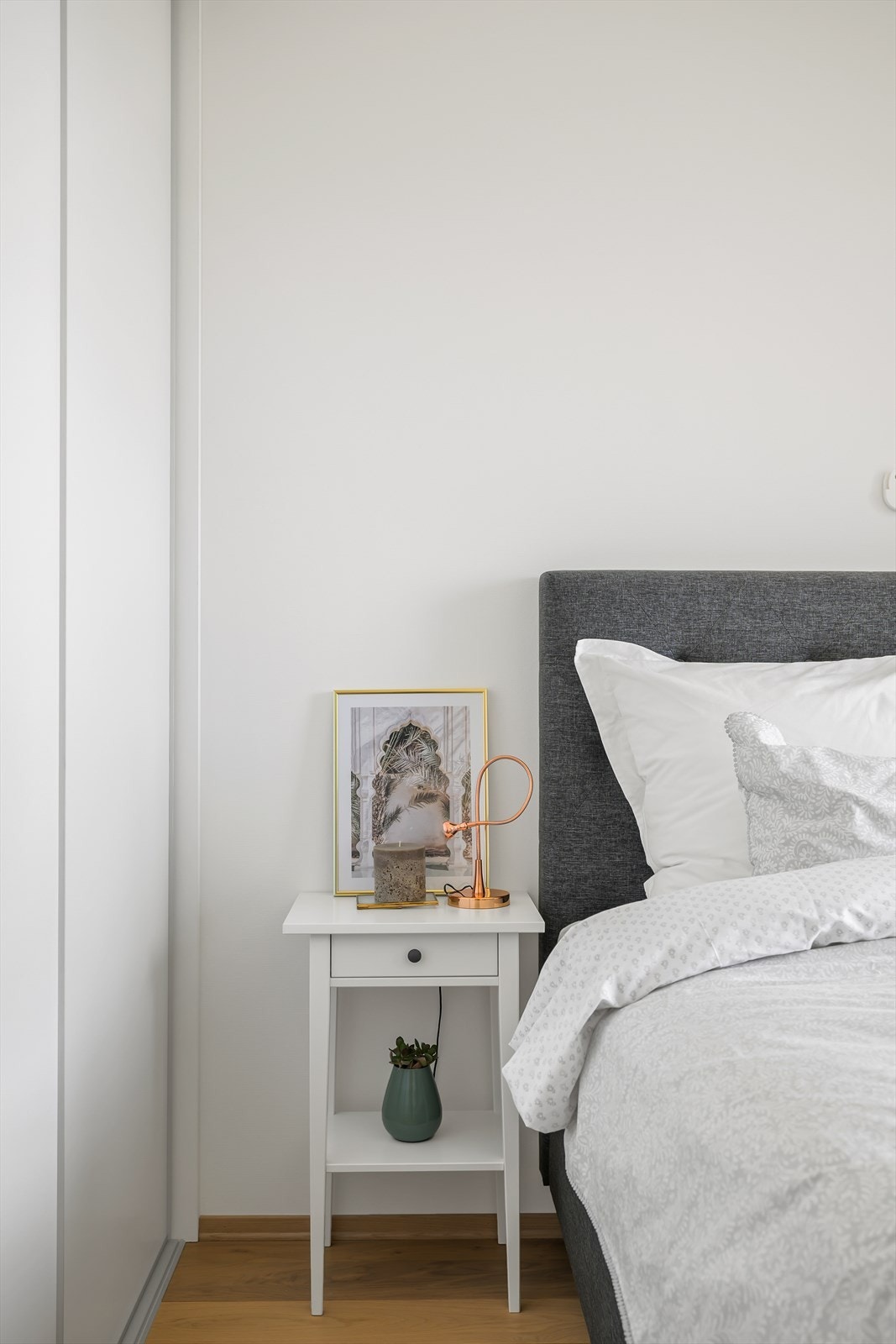 Det er integrert garderobeskap på hovedsoverommet Galleribilde