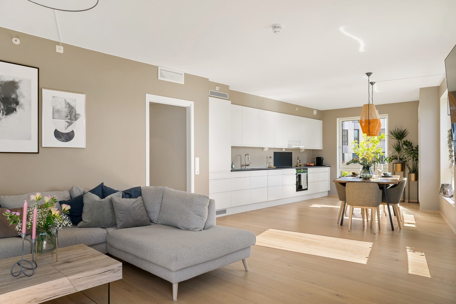 Romslig og luftig stue med god takhøyde. Gjennomgående enstavsparkett og listefrie overganger sørger for et eksklusivt preg Galleribilde