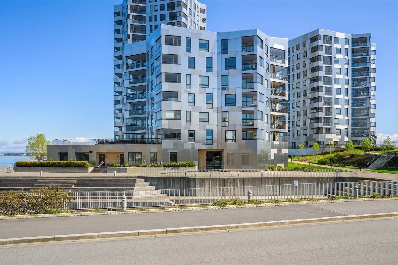 Egen strand like utenfor blokken Galleribilde