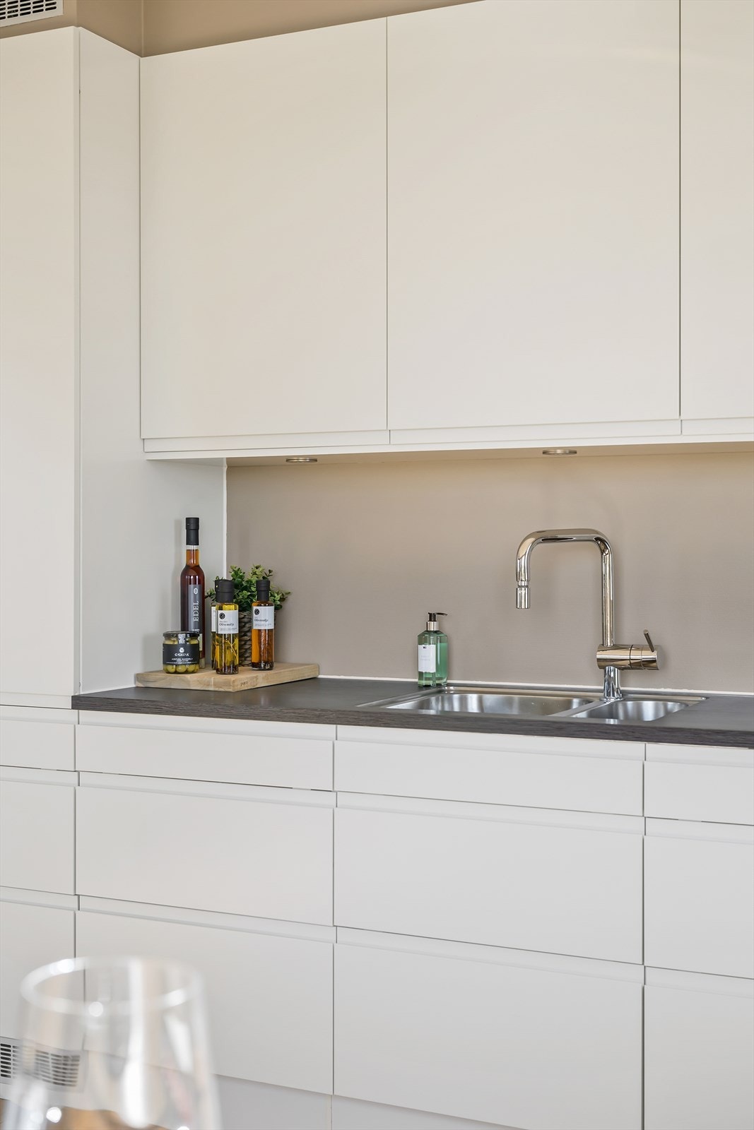 Kjøkkenet er velutstyrt med integrerte hvitevarer Galleribilde