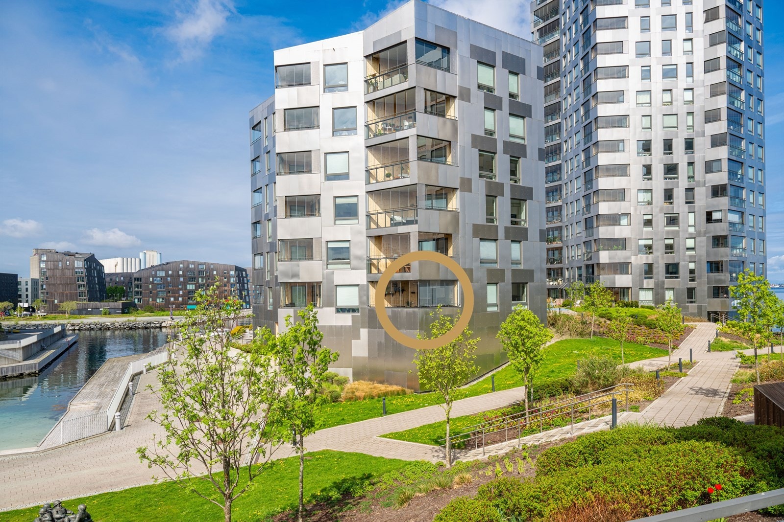 Sameiet Lervig Brygge Pluss har en flott beliggenhet på en halvøy ytterst ute på Lervig Brygge med fjorden og Ryfylke som nærmeste nabo. Her har man pent opparbeidet og nydelige fellesarealer helt i sjøkanten Galleribilde