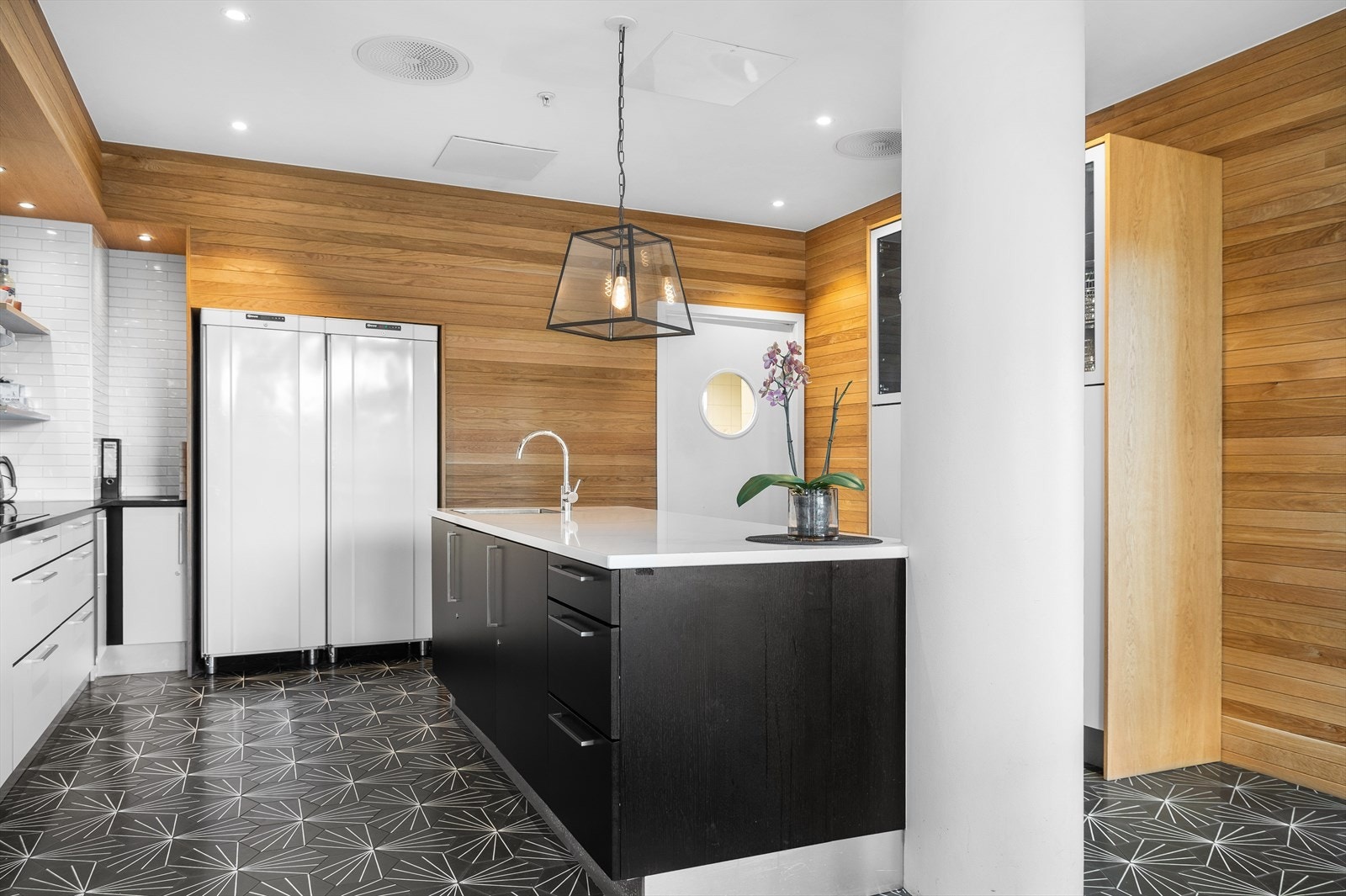 Man har tilgang på et serviceområde med bemannet resepsjon, lobby, gjesterom, treningsrom, møterom, selskapsrom og kjøkken. Galleribilde