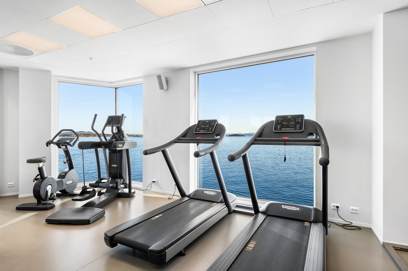 Godt utstyrt treningsrom for beboerne med panorama sjøutsikt. Kortere dørstokkmil skal du lete lenge etter! Galleribilde