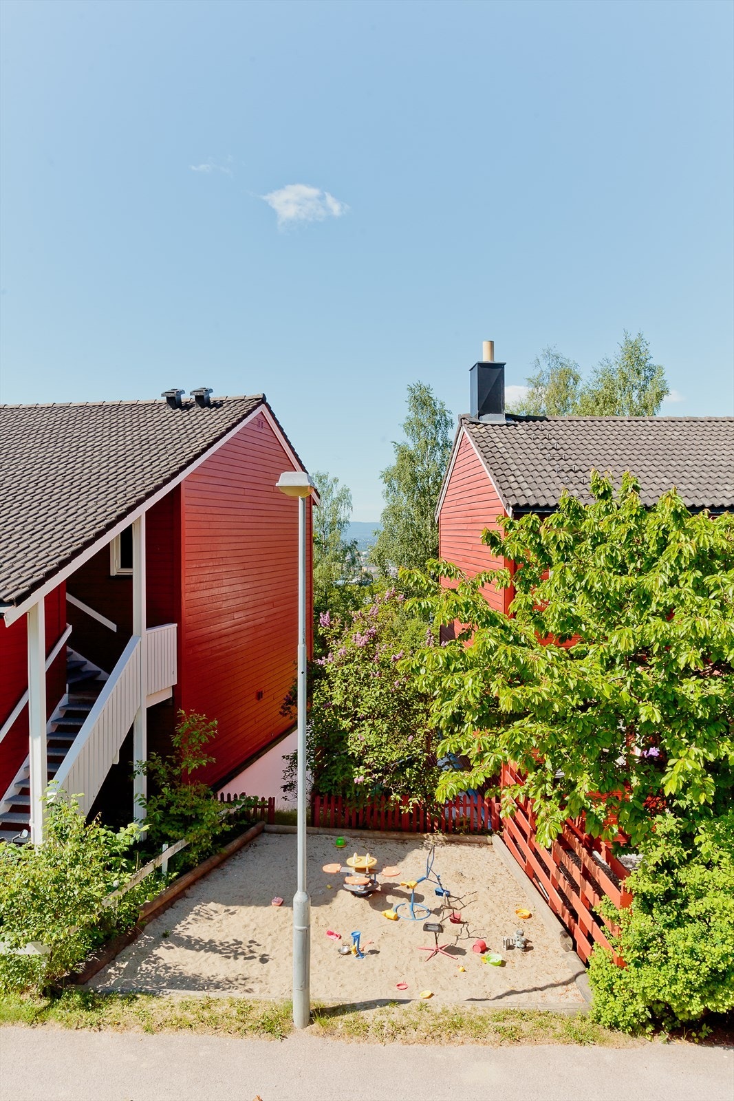 Sandkasse like bortenfor boligen. Galleribilde