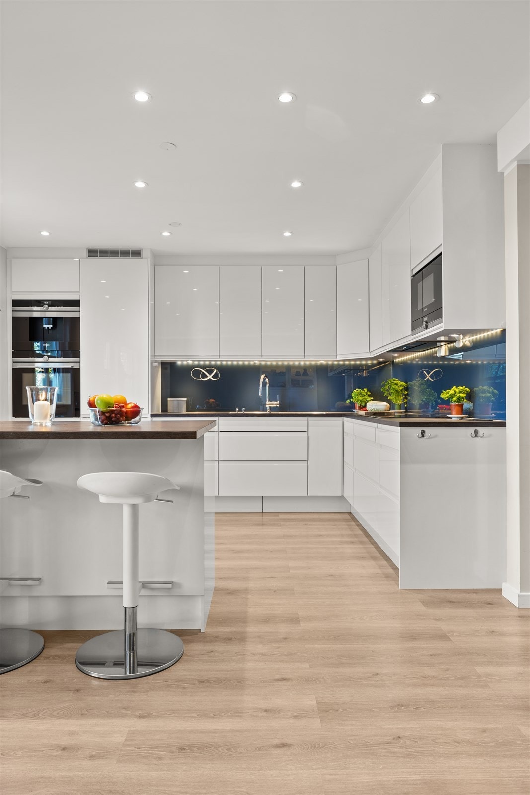 Stekeovn, platetopp, mikrobølgeovn, kaffemaskin, kjøl/frys og oppvaskmaskin er integrert i innredningen. Galleribilde