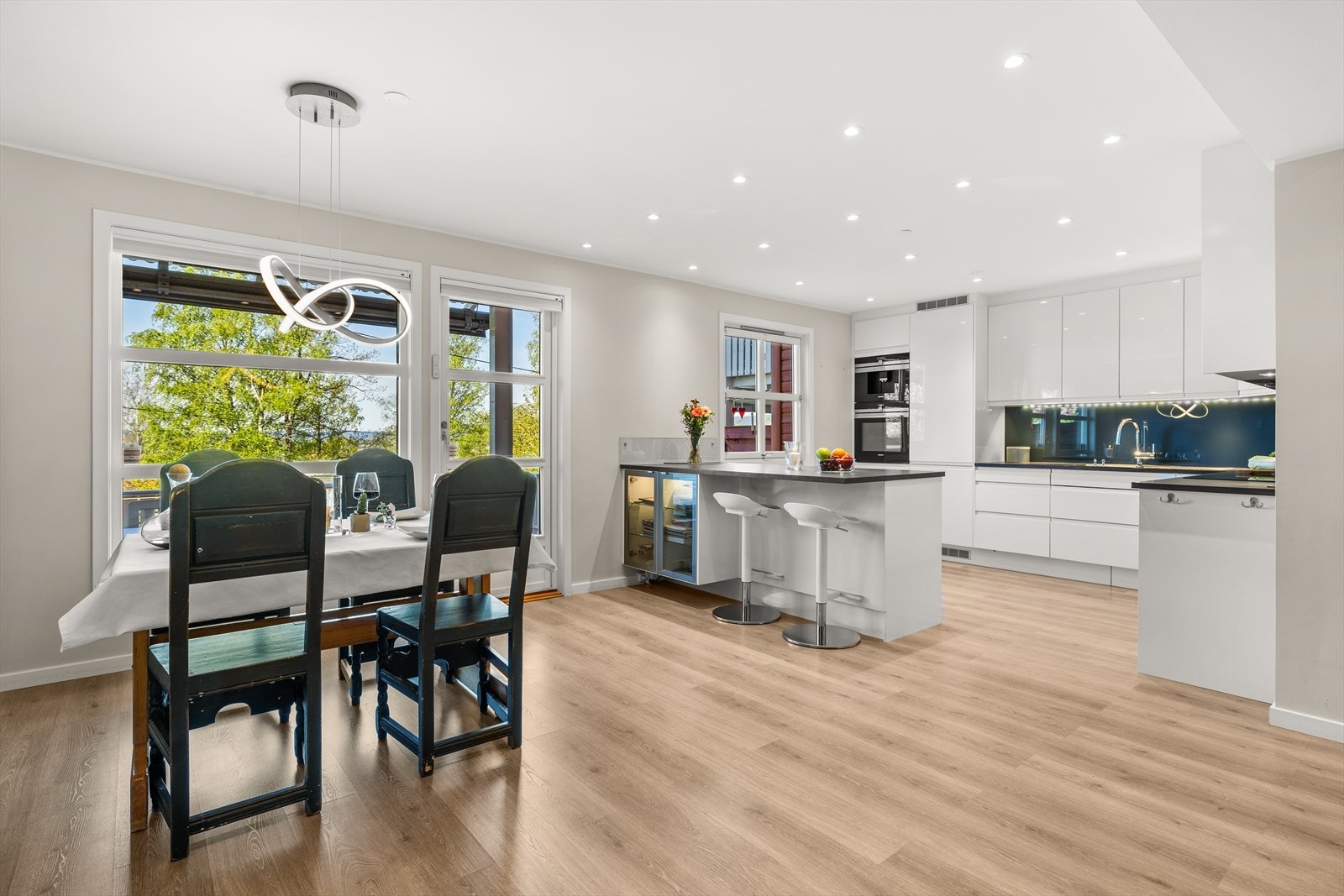 Det er åpen løsning til kjøkkenet. Rikelig med plass til stort spisebord samt utgang til markterrassen. Galleribilde