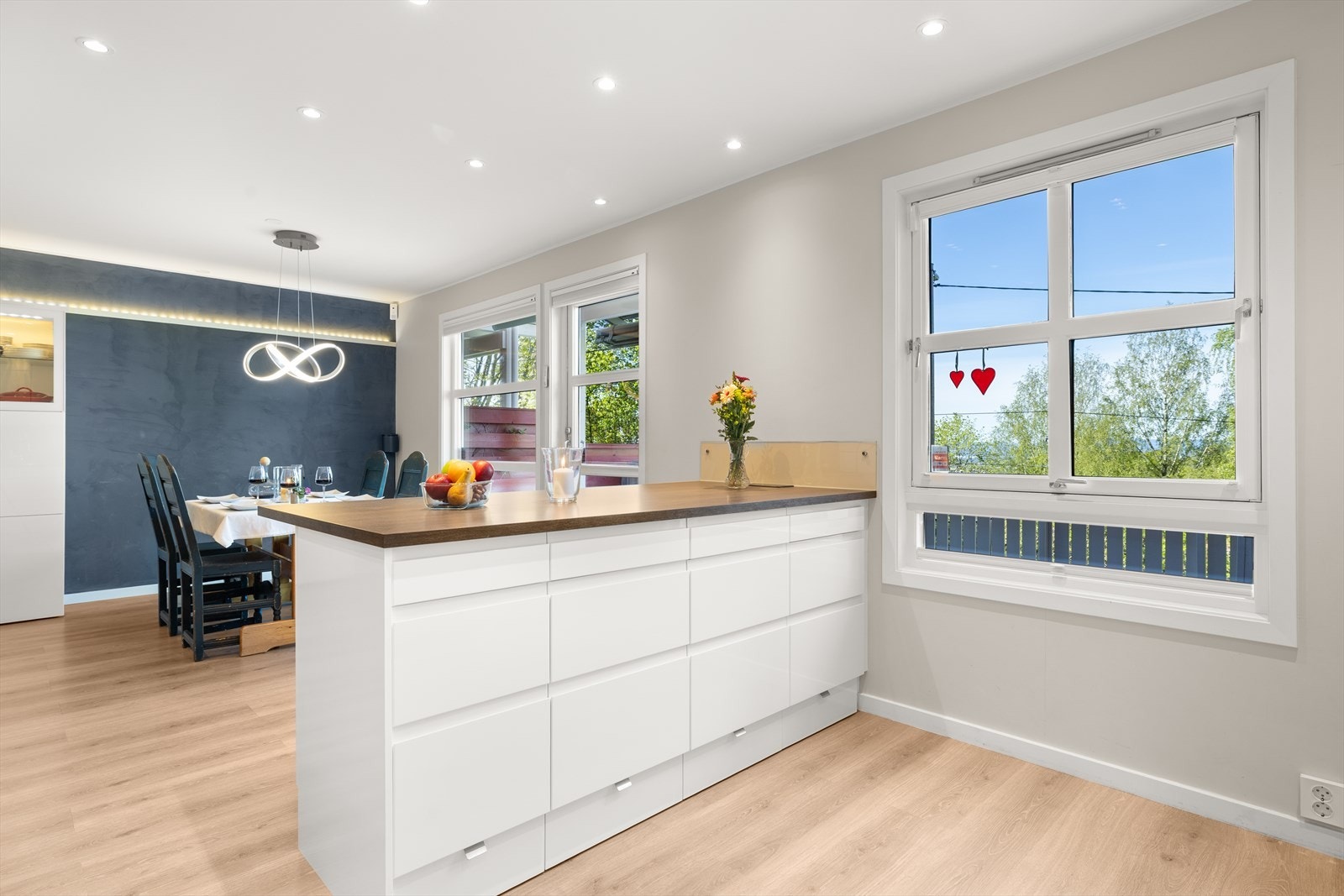 Kjøkkenøya gir godt med oppbevaringsplass og en fin arbeidsflate Galleribilde