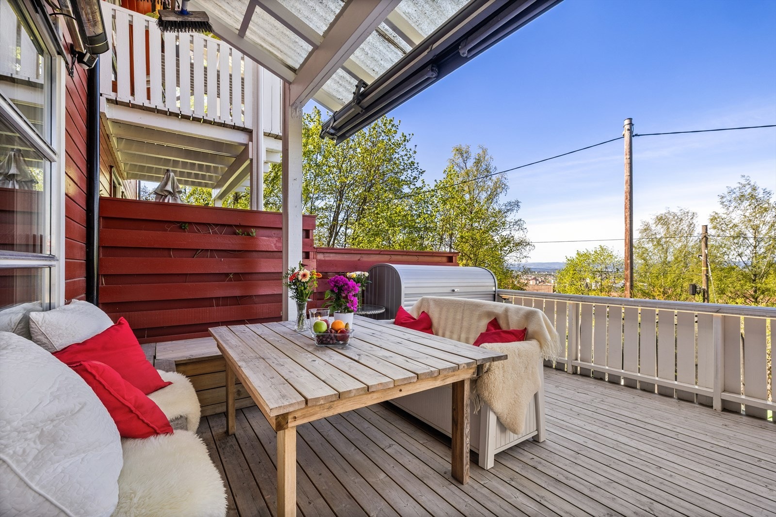 Ut fra stuen er det stor markterrasse med sol på dag, ettermiddag og kveld. Plassbygget sittebenker med lagringsplass Galleribilde