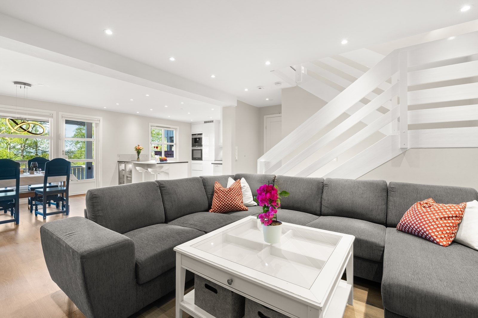 Stuen har plass til stor sofa. Galleribilde