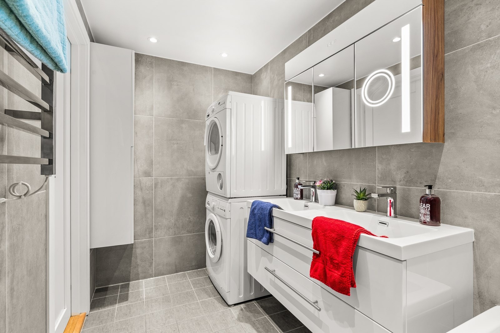 Det er plass til både vaskemaskin og tørketrommel på badet Galleribilde
