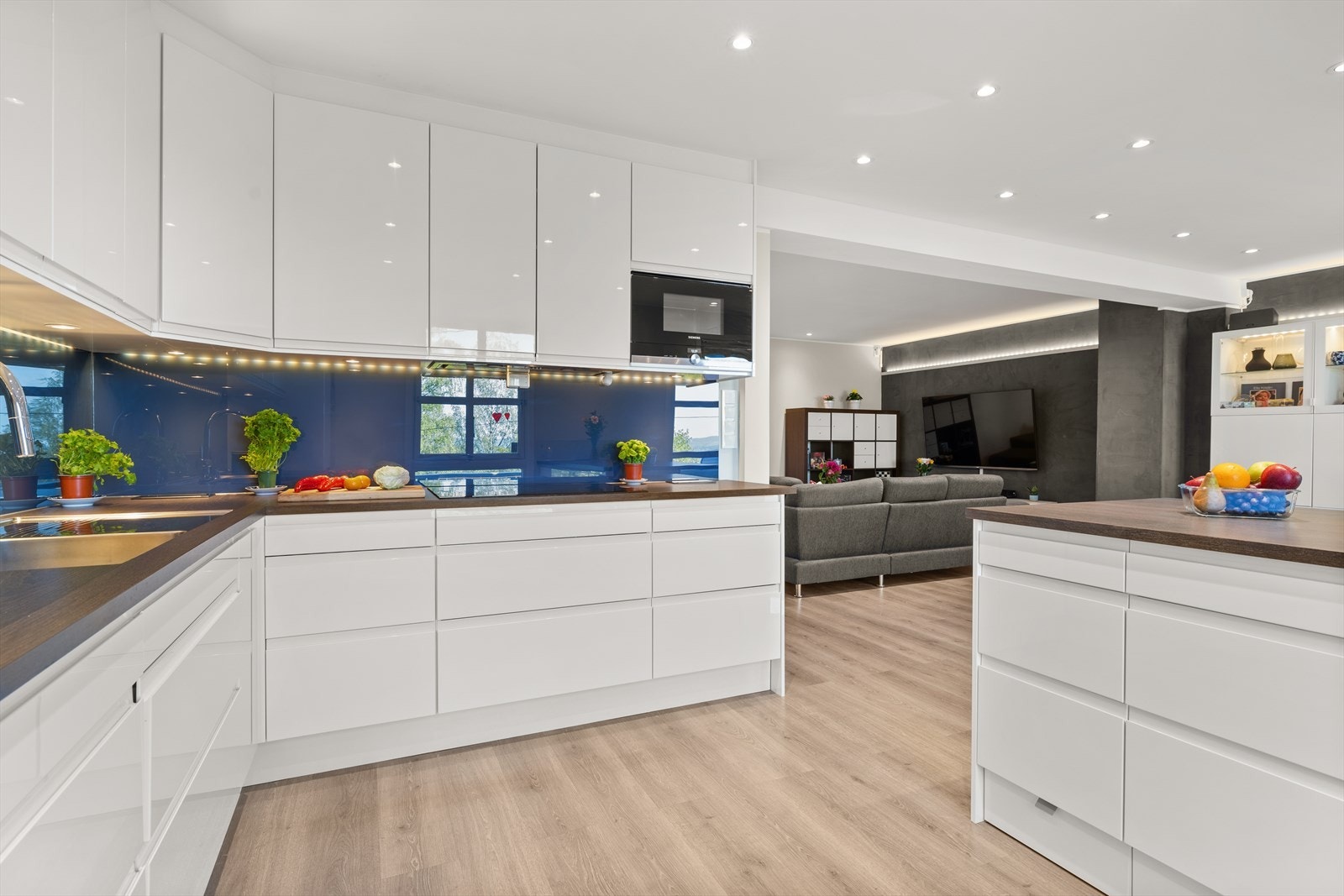 Den åpne løsningen mot stue og spisestue skaper en god romfølelse. Galleribilde