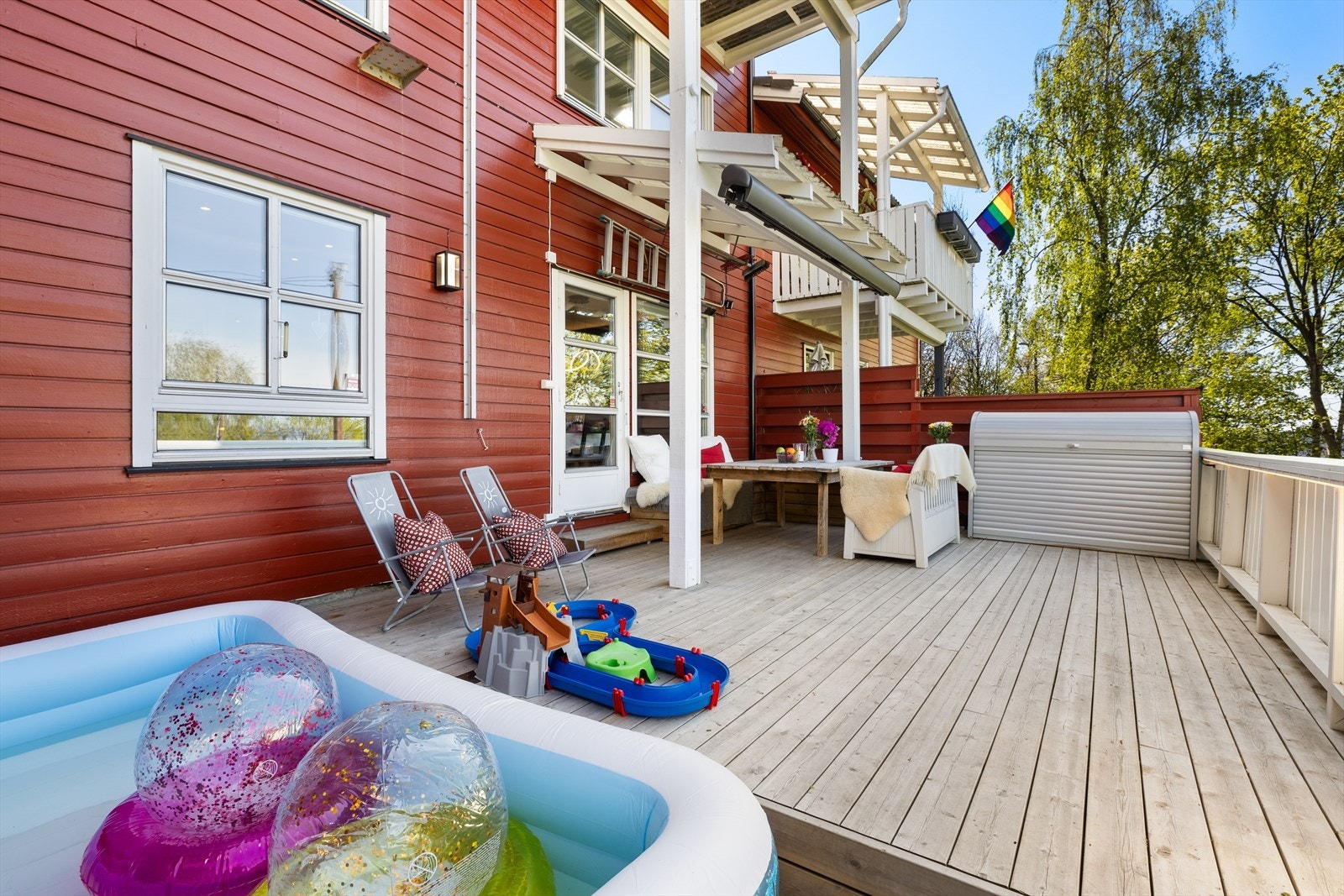 Terrassen er vestvendt og har sol på ettermiddag og til sen kveld. Galleribilde