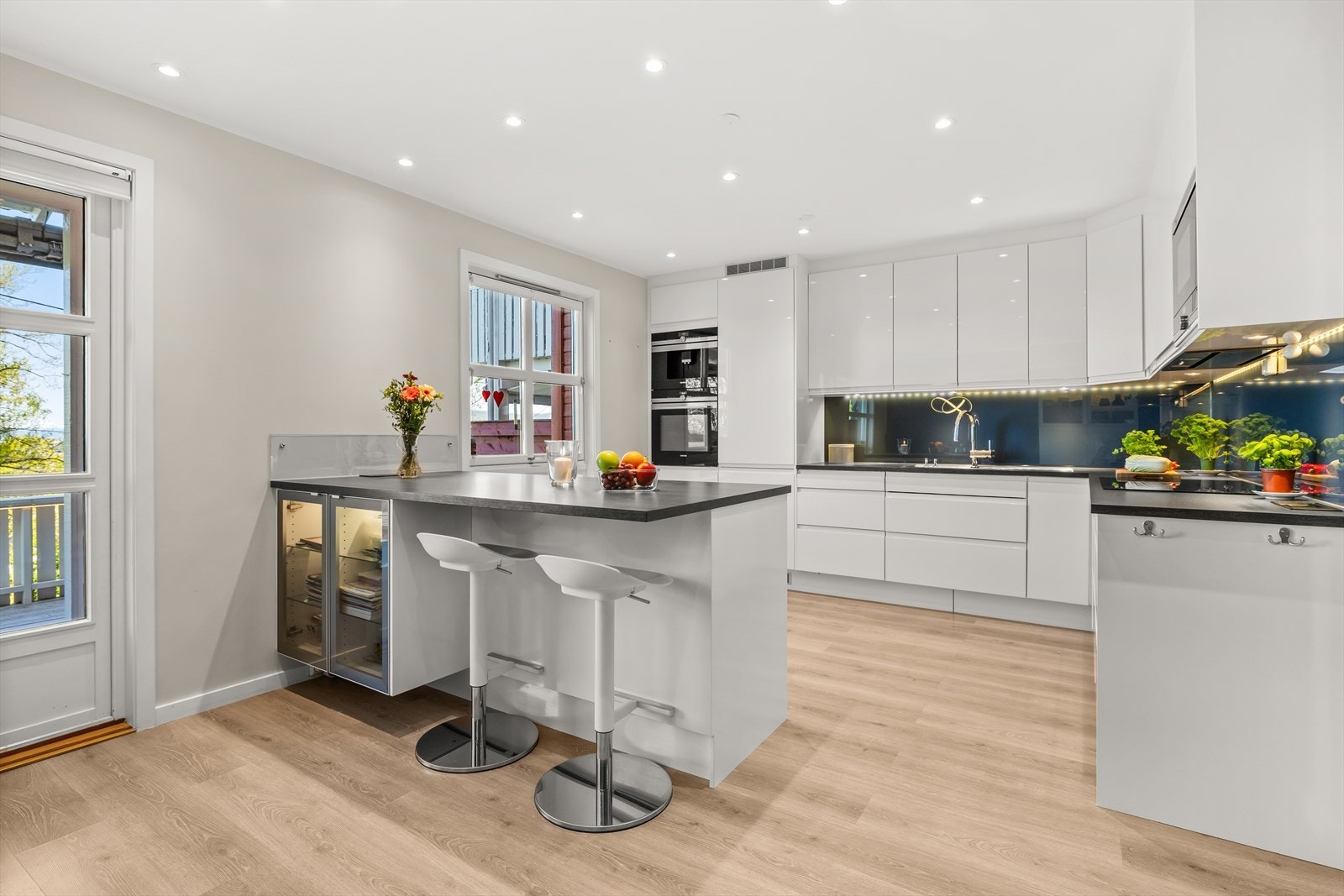 Det er meget godt med oppbevaringsplass i kjøkkenet. Smart spiseplass ved kjøkkenøya for den raske matbiten. Galleribilde