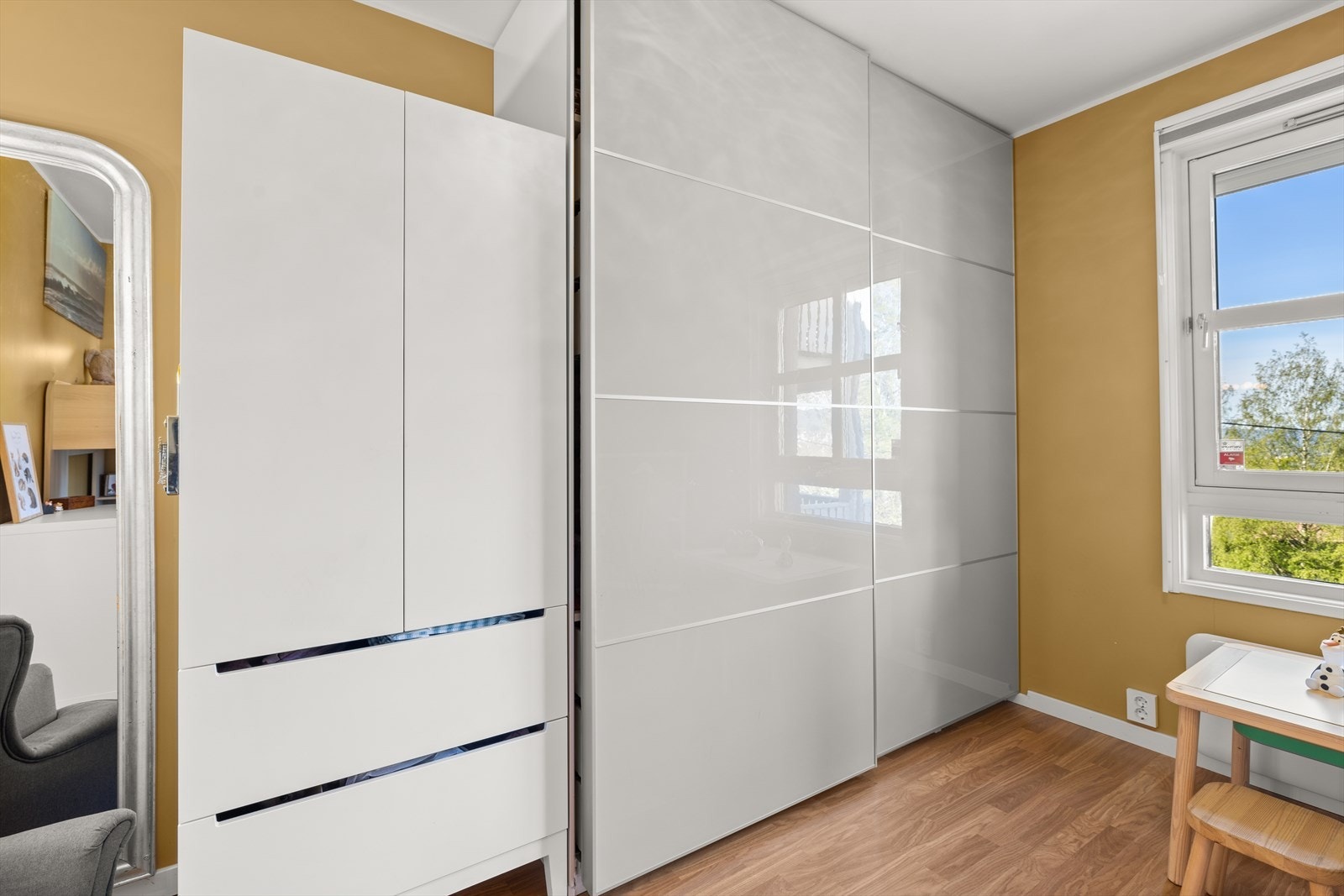 Også et av barnerommene har godt med skapplass Galleribilde