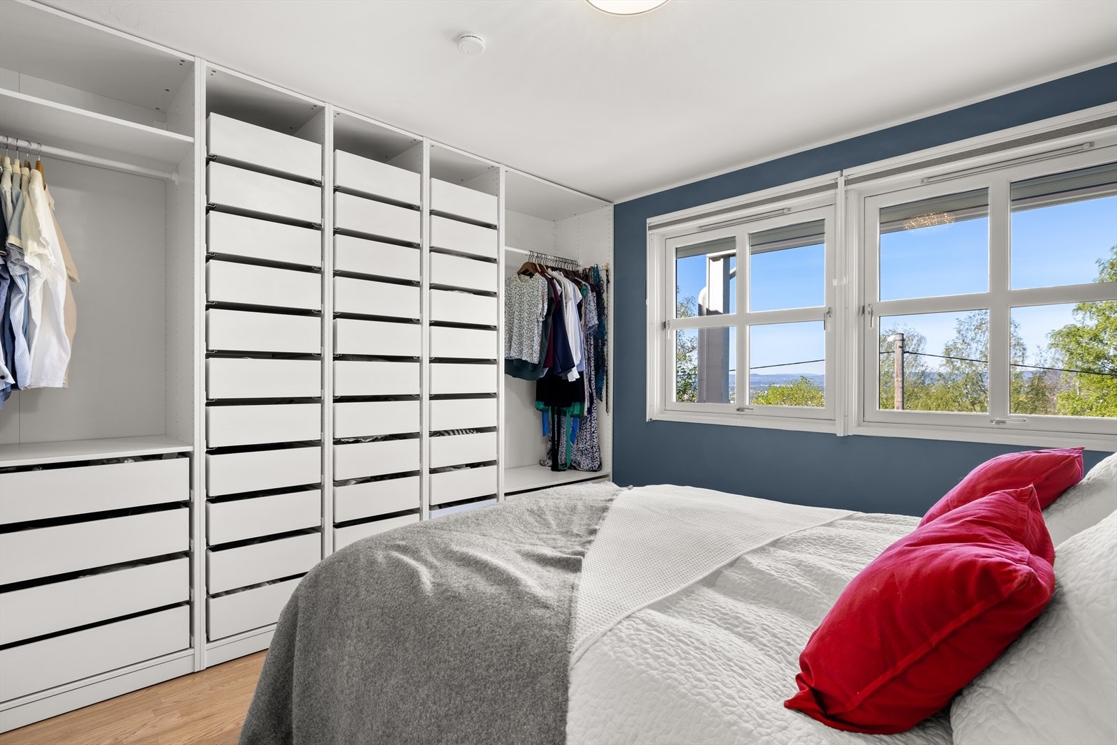 Det er godt med klesoppbevaring i store garderobeskap. Galleribilde