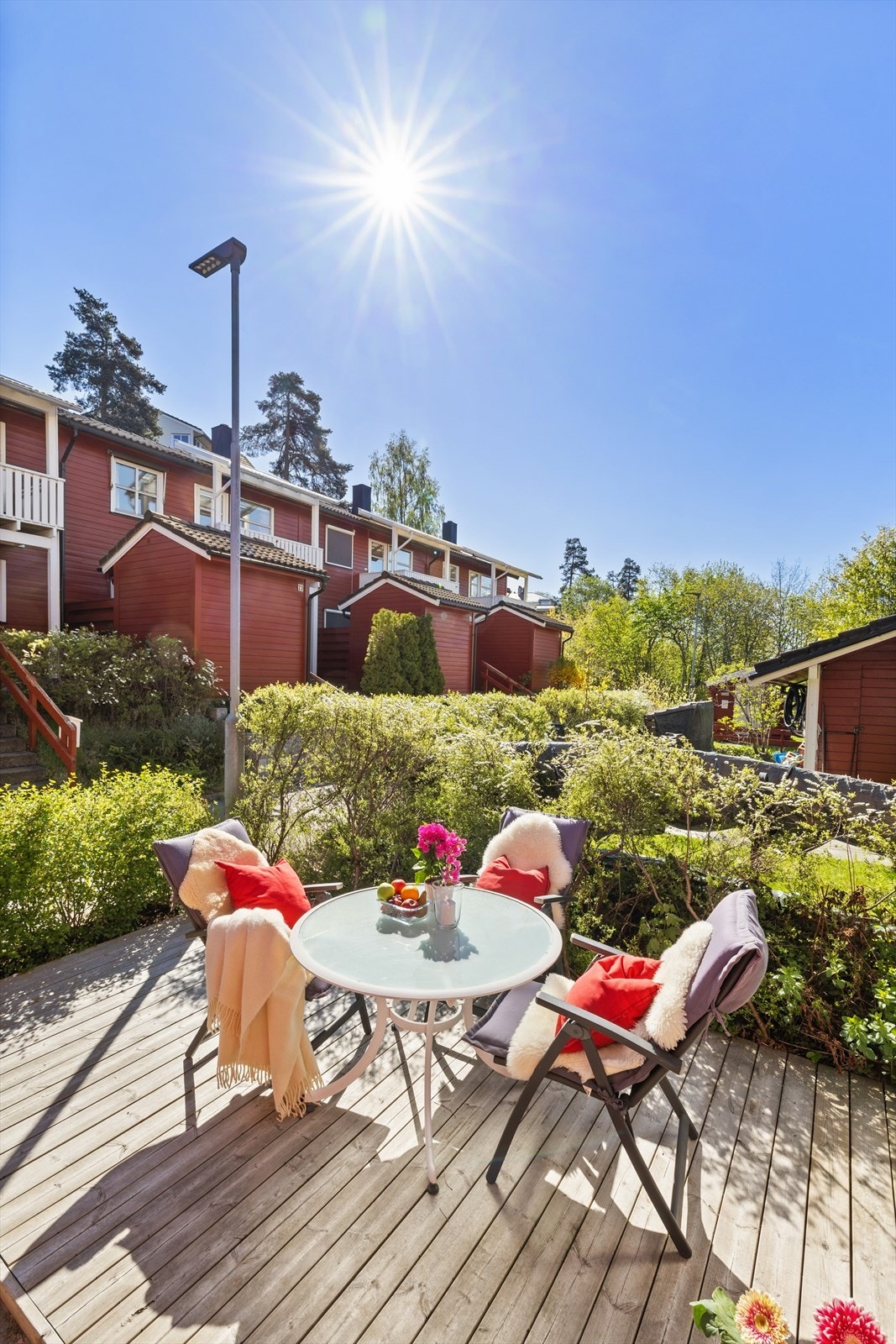 Uteplass med morgen- og formiddagssol Galleribilde