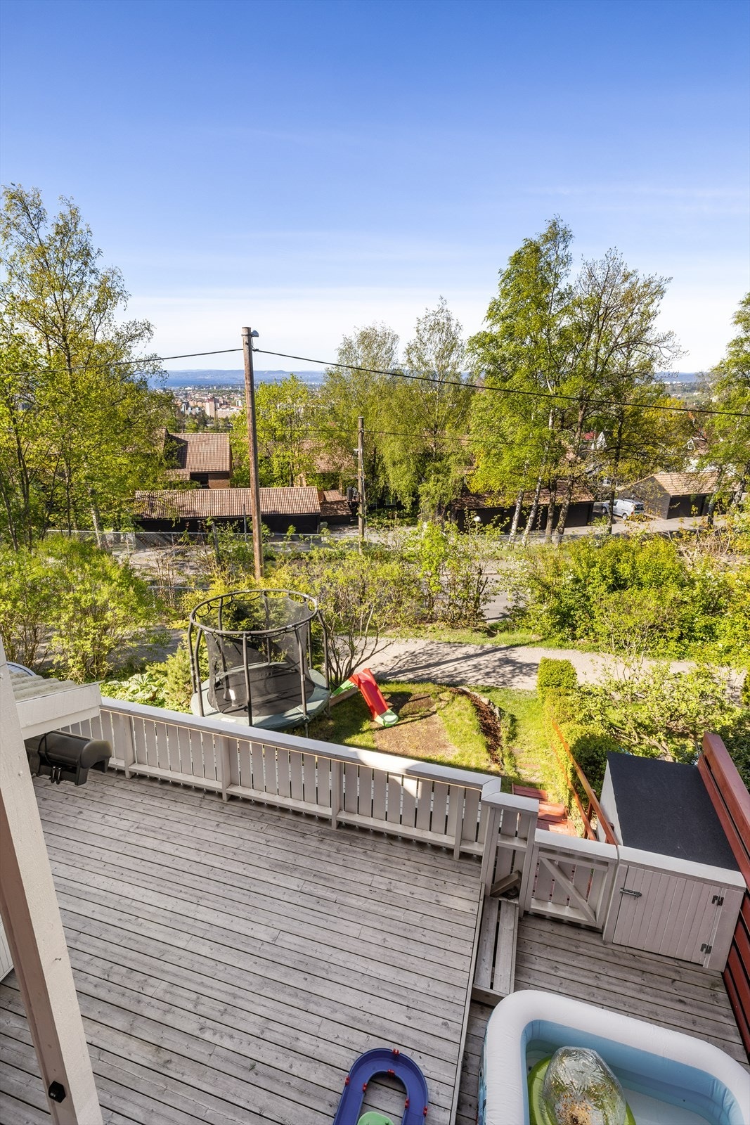 Oversiktsbilde av terrasse og hage Galleribilde