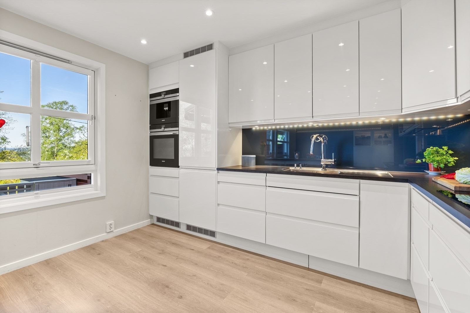 Innredningen er i glatt malt utførelse. Touch-betjent armatur og alle hvitevarer integrert. Galleribilde