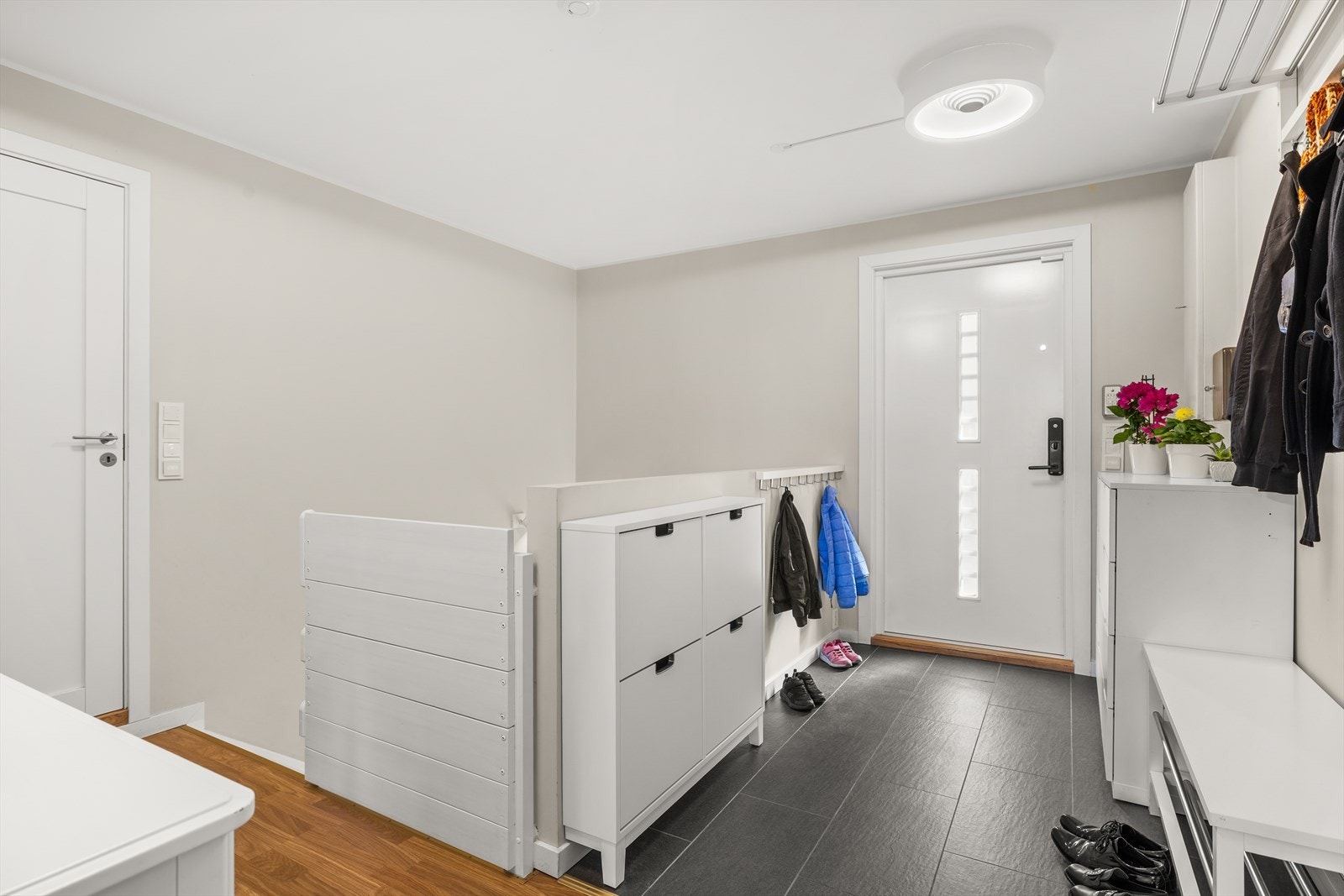 Entrèen har møbler for oppbevaring av sko og klær Galleribilde