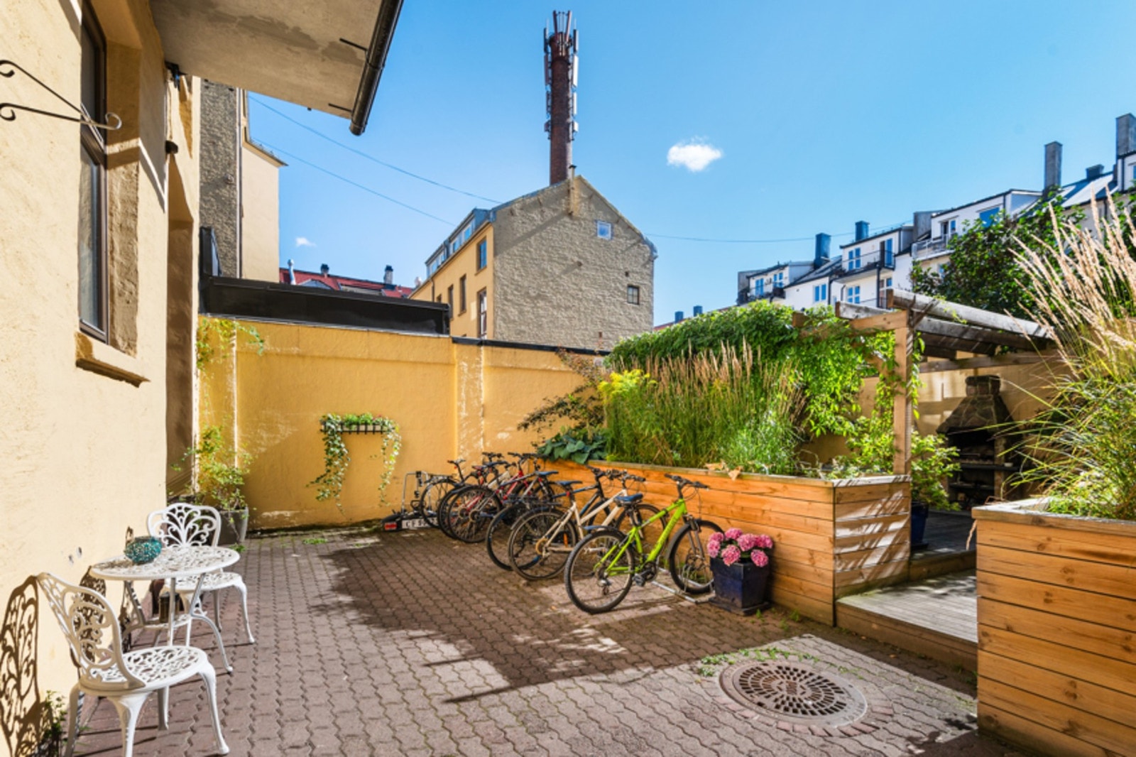 Avlåst bakgård med sykkelparkering. Galleribilde