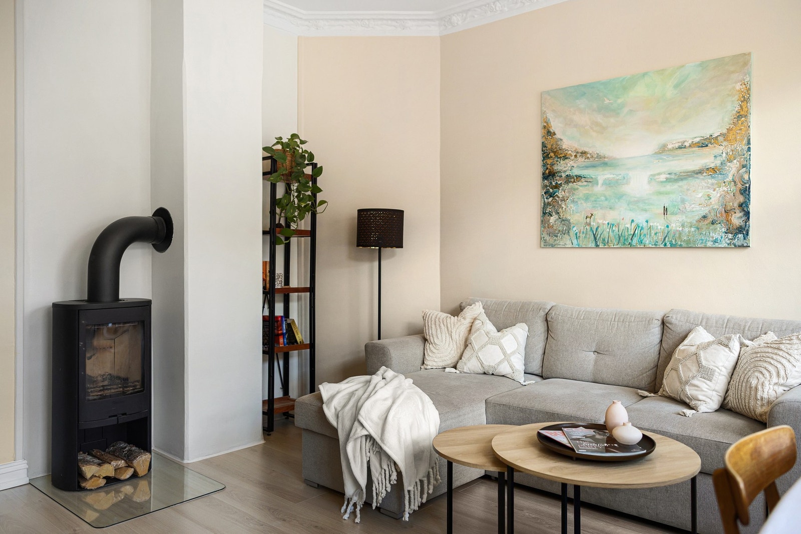 Her får du en lys og innbydende 2-roms leilighet med en attraktiv og sentral beliggenhet på Grünerløkka! Galleribilde