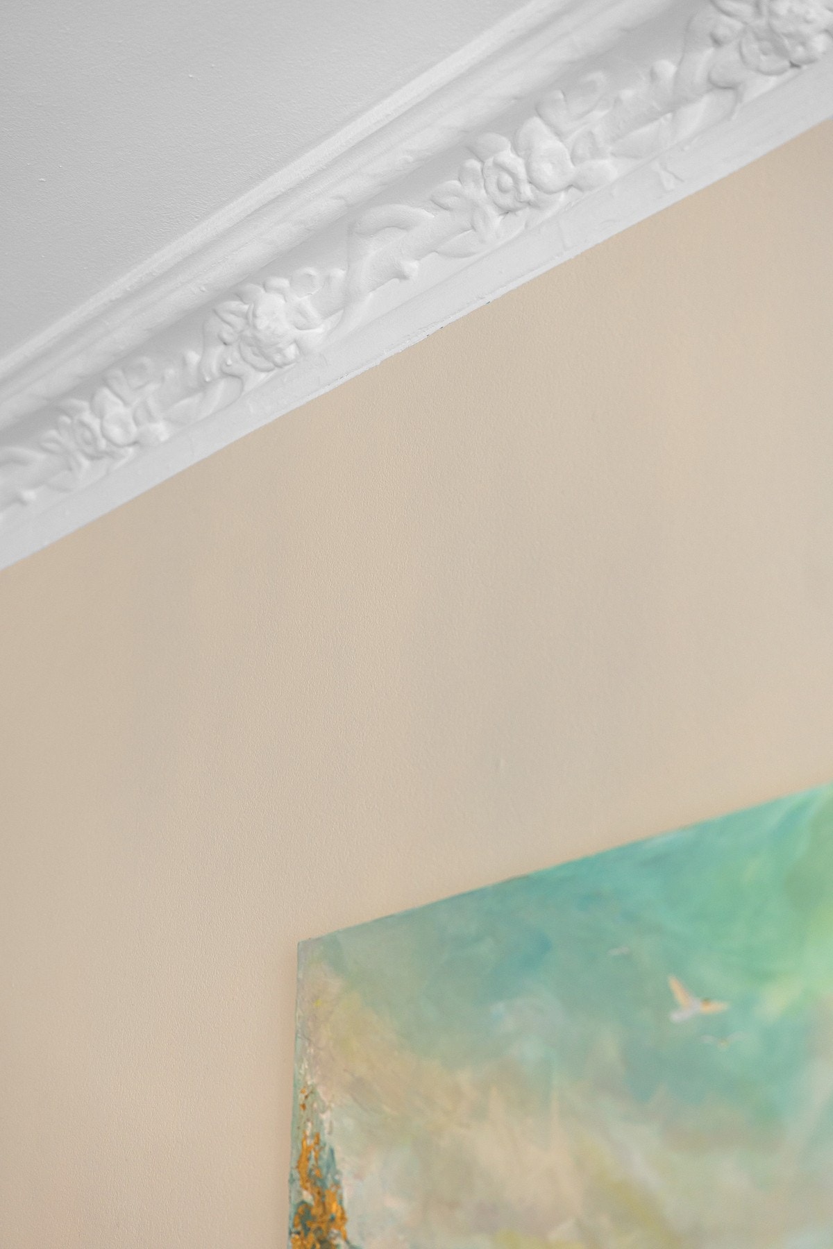 Klassiske detaljer som god takhøyde, store vindusflater, stukkatur og rosett. Galleribilde