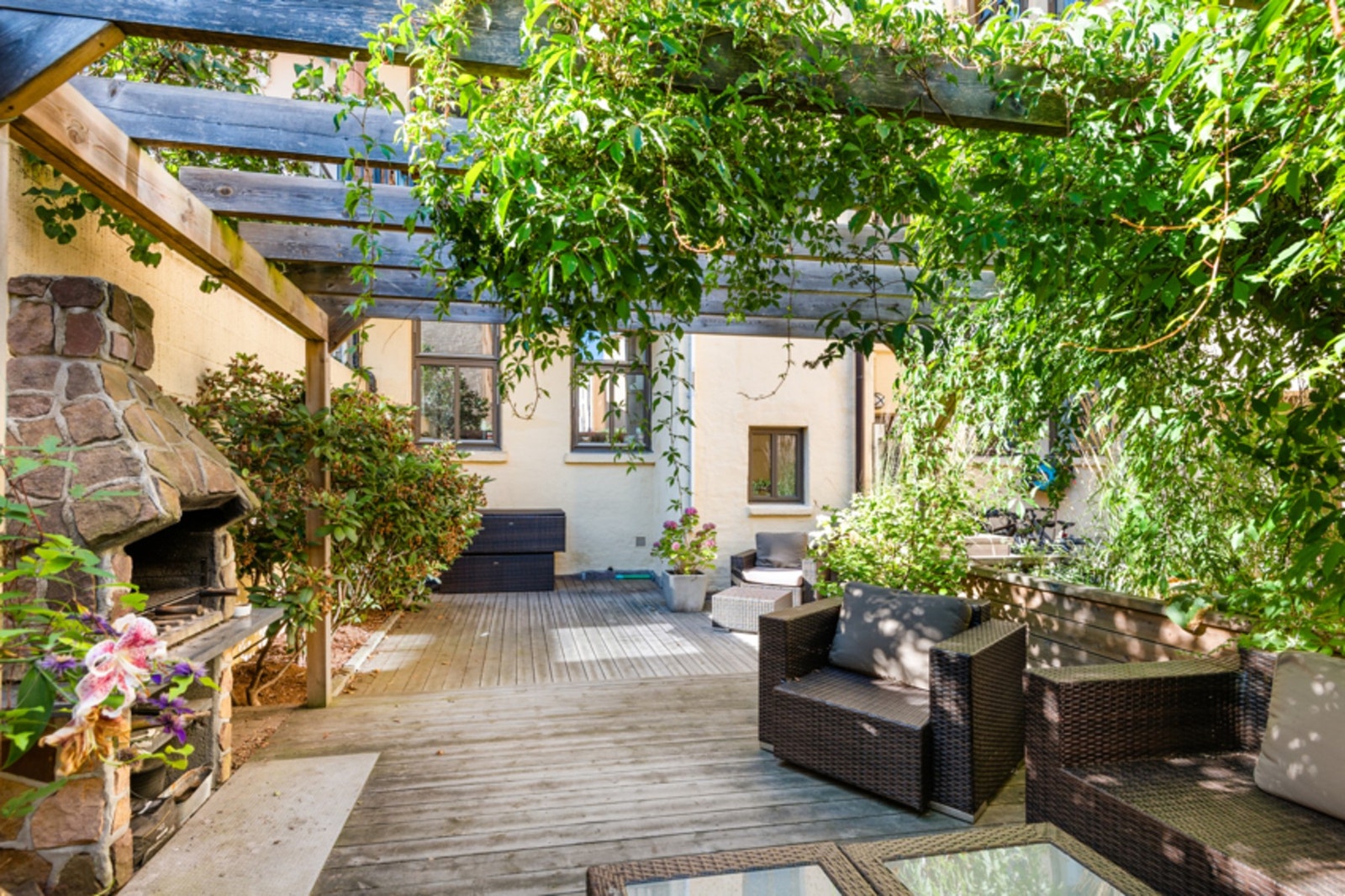 Bakgården har flere sittesoner, pergola, steinovn og flotte beplantinger. Galleribilde