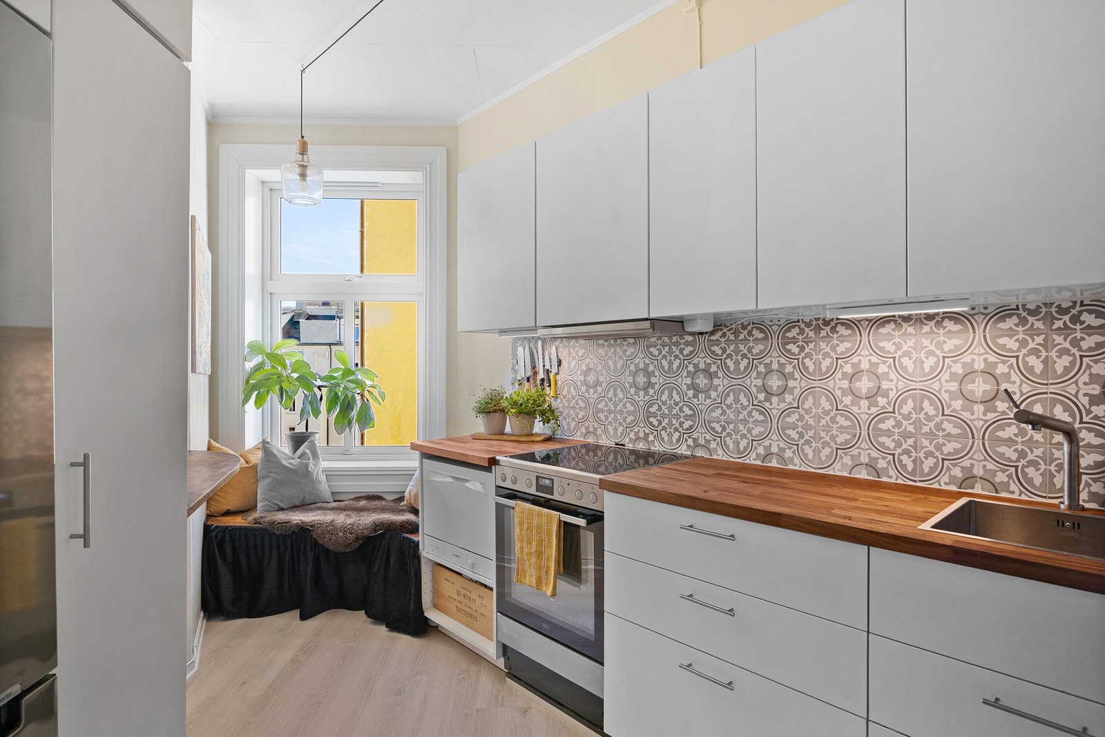 Romslig, separat kjøkken fra 2019 med god skap- og benkeplass. Galleribilde