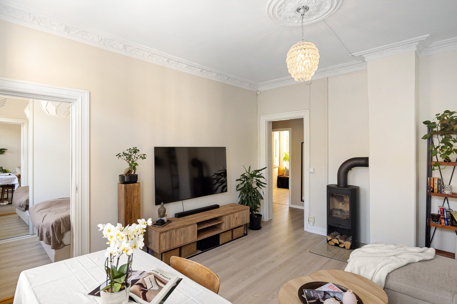 Leiligheten fremstår velholdt og moderne. Nytt laminatgulv ble lagt i april 2025. Galleribilde