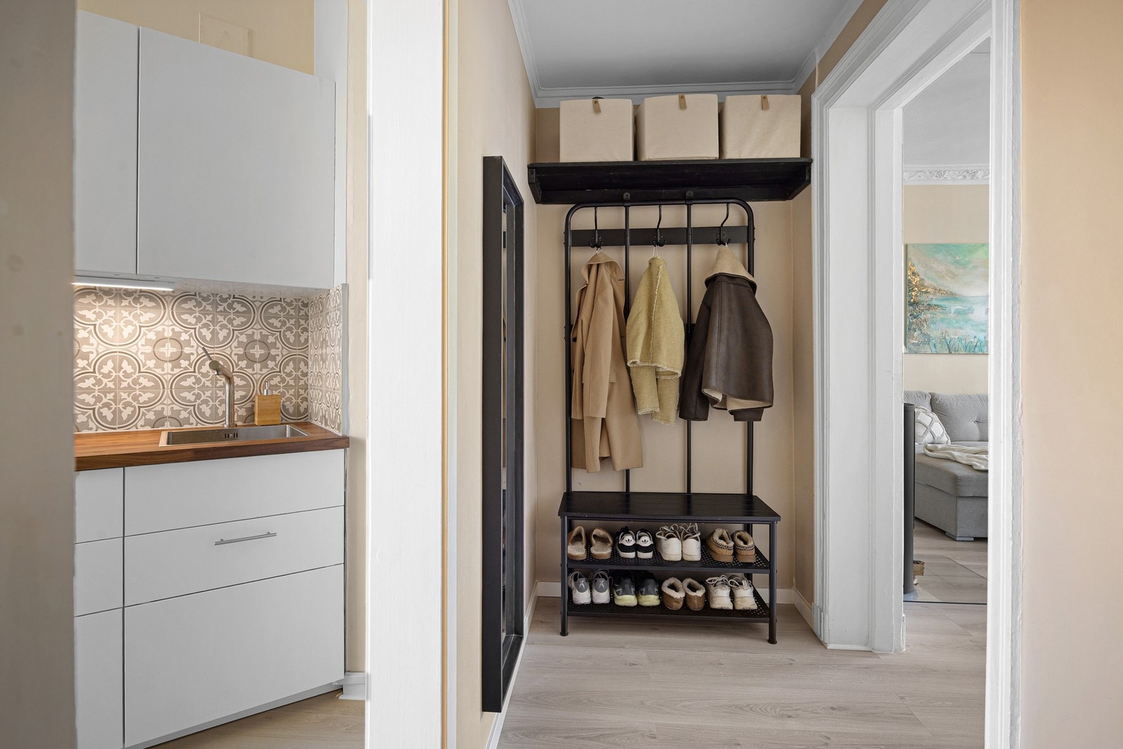 Lys og praktisk entrè med plass til oppbevaring av yttertøy. Galleribilde