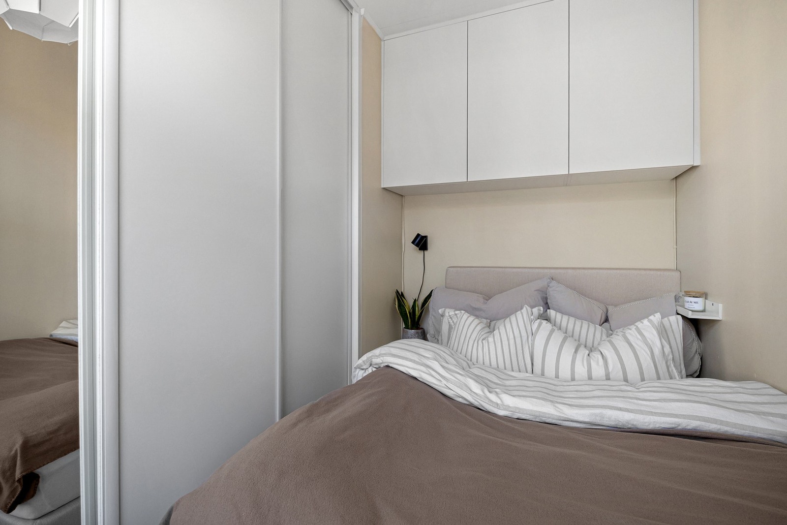 Lyst og innbydende soverom med plass til seng og garderobe. Galleribilde