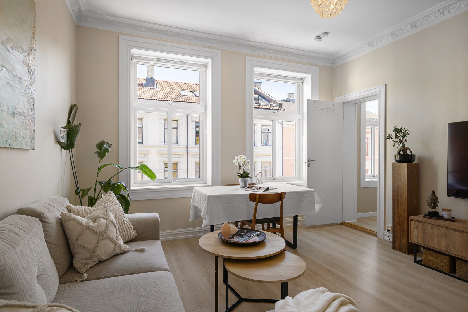 God lysinngang fra store vindusflater. Galleribilde