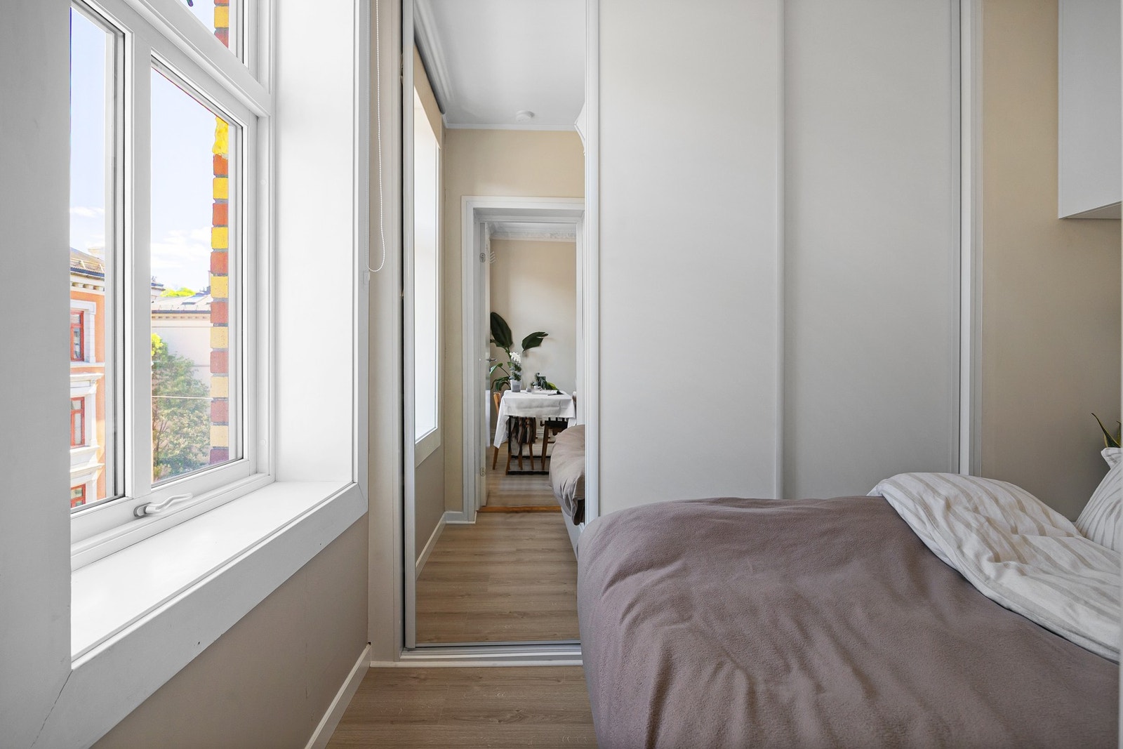 Godt med oppbevaringsplass i form av medfølgende garderobeskap. Galleribilde