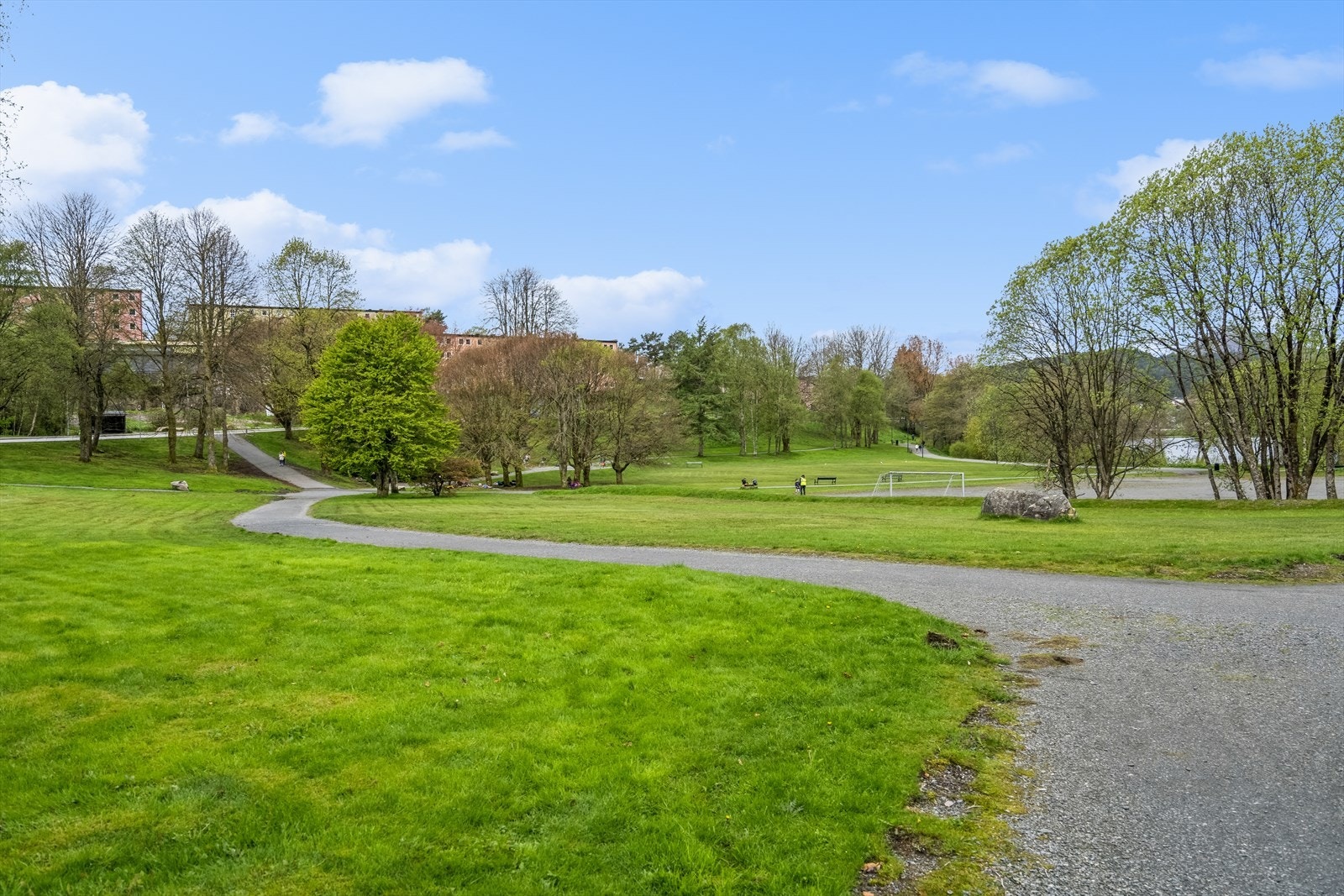 Nærområdet er rolig og svært hyggelig. Gangavstand til Ortuvannet, ideelt for søndagsturer, samt kort vei til Oasen kjøpesenter. Galleribilde