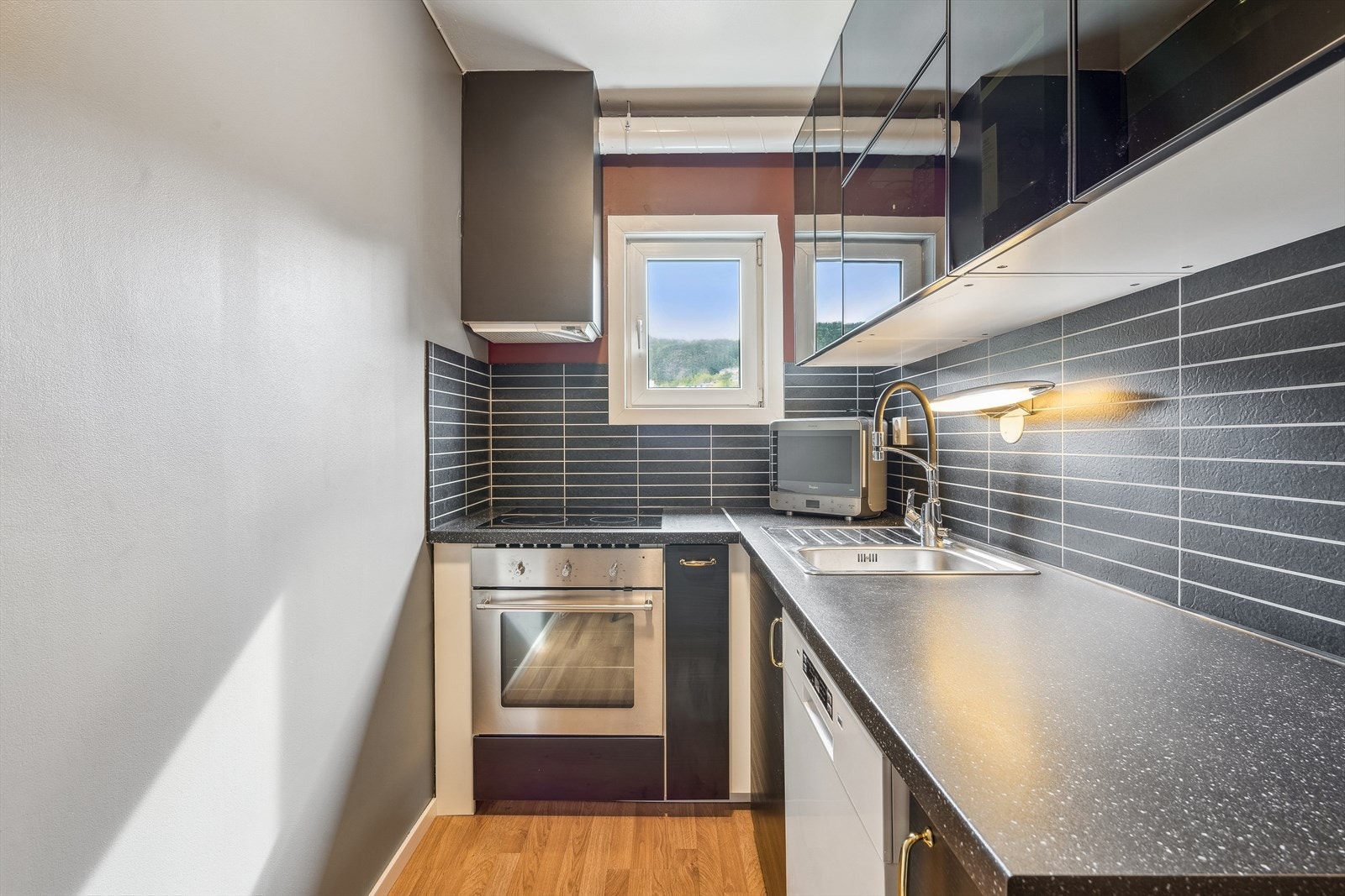 Kjøkkenet er på ca. 5,1 kvm og er innredet med Ikea kjøkkeninnredning fra år 2015, samt fronter og overskap fra 2017. Galleribilde