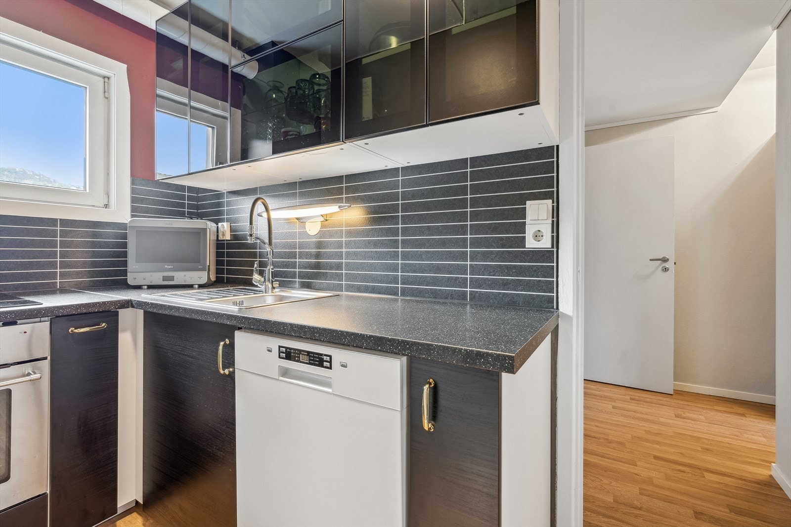 Slette fronter, 6 fronter med glass, benkeplater av laminat, vask av stål, respatex over benk. Galleribilde