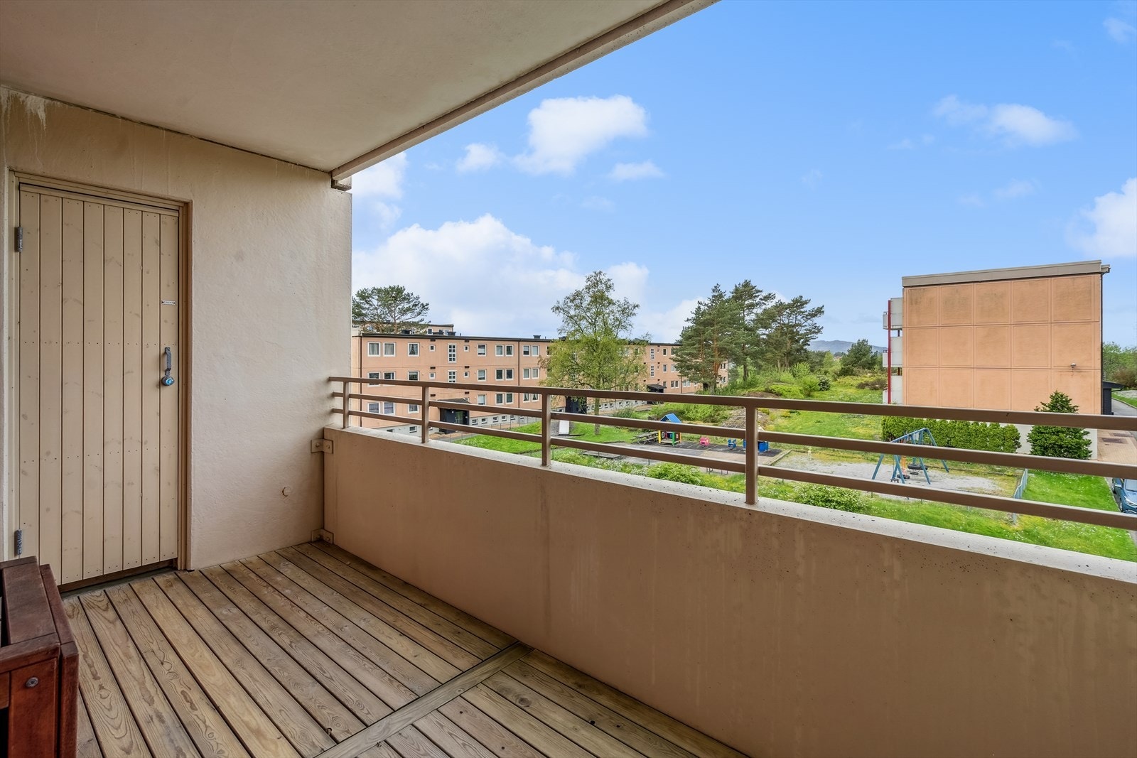 Sol på balkongen fra ca 15 - 21 midtsommers iflg selger. Galleribilde