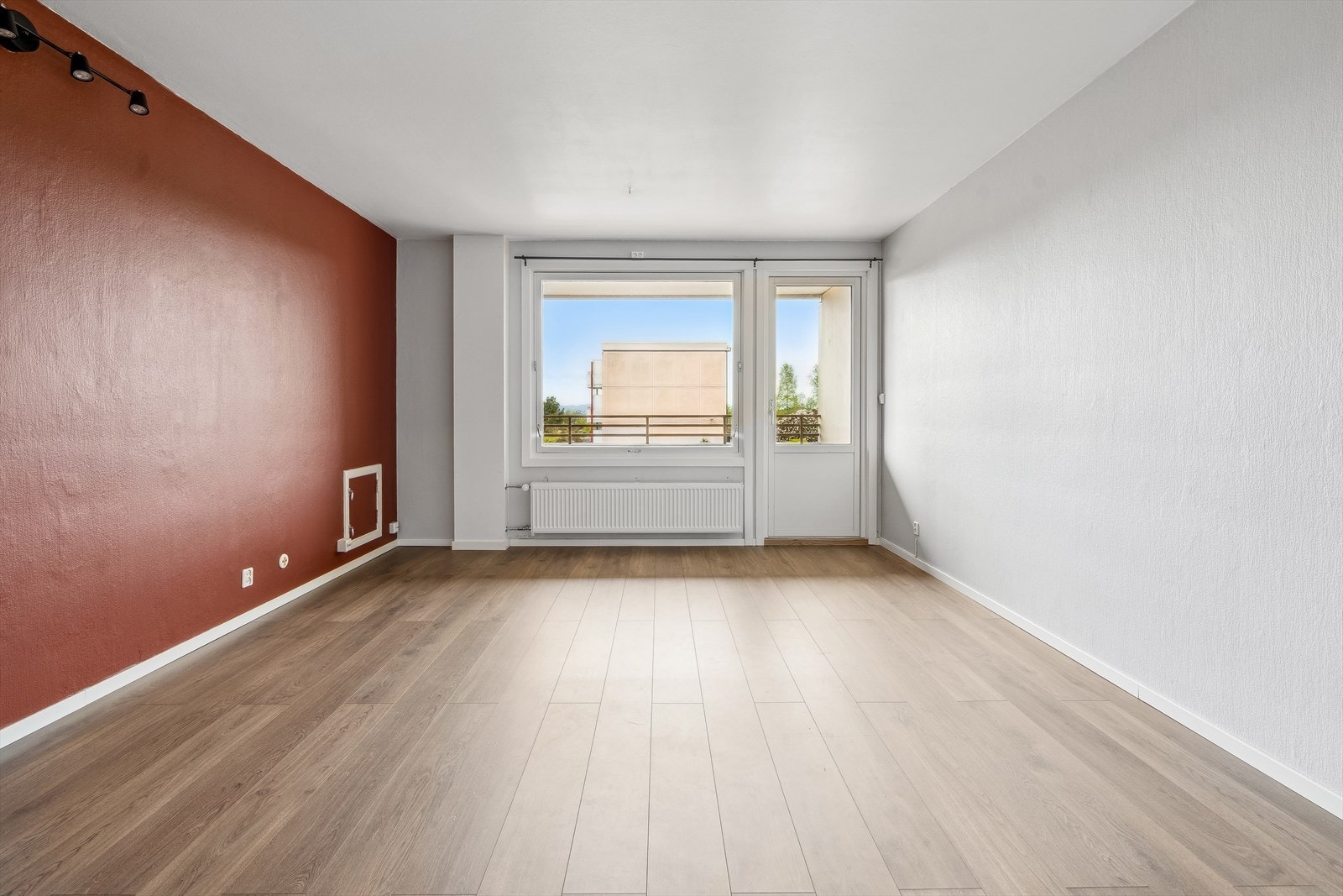 Radiator i stuen er montert i 2017 og gir en lun og fin varme. Radiatorvarme er inkludert i fellesutgifter. Utgang fra stue til balkongen på ca. 7 kvm Galleribilde