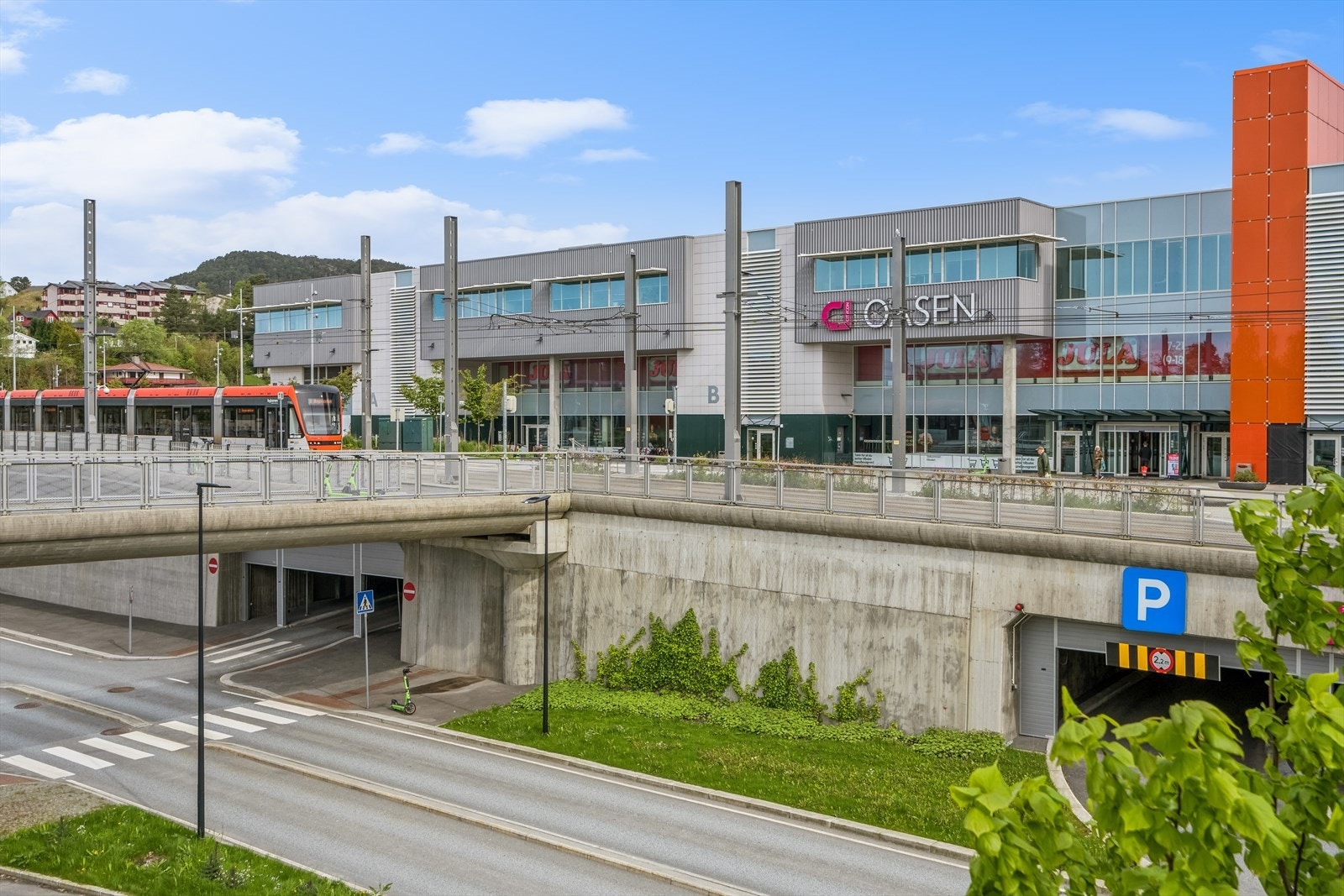 Oasen senter, som tilbyr et bredt utvalg av restauranter og butikker, ligger innen gangavstand. Senteret dekker alle daglige behov. Galleribilde