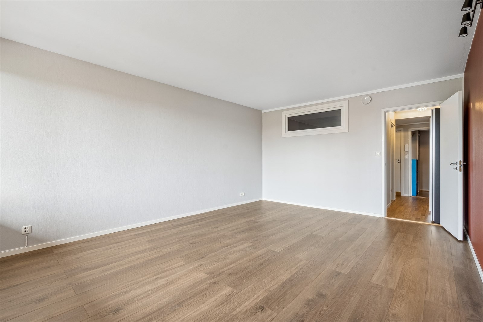 Tidligere eier har satt opp lettvegg med avlangt vindu mot stue, og flyttet inngang til sovealkove fra stue til gang, noe som gjør alkoven med privat og praktisk. Galleribilde