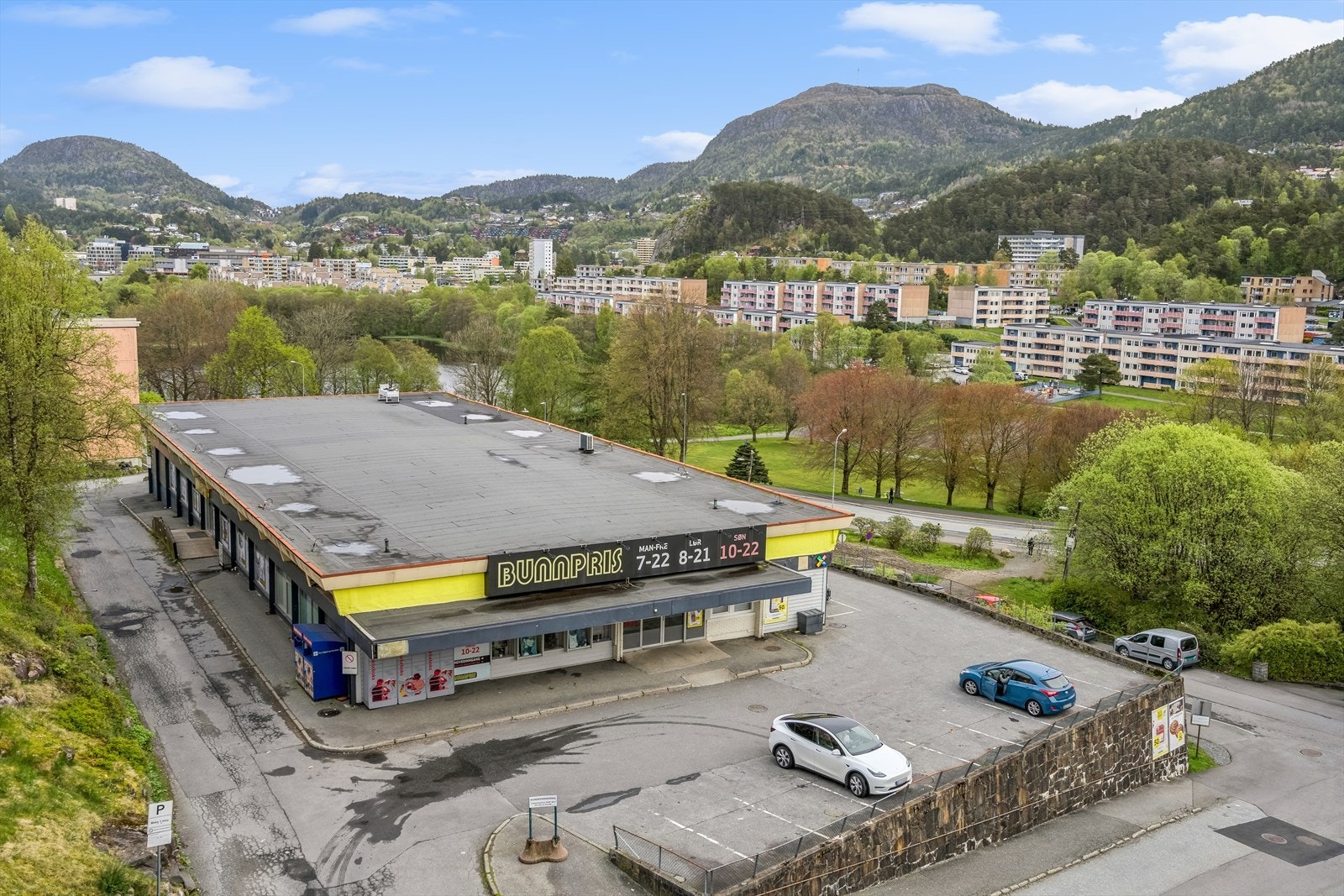 Bunnpris, som også er søndagsåpen, ligger i umiddelbar nærhet, og det er gode bussforbindelser til Bergen sentrum, Kokstad, Sandsli og Flesland, med busstopp rett nedi gaten. Galleribilde