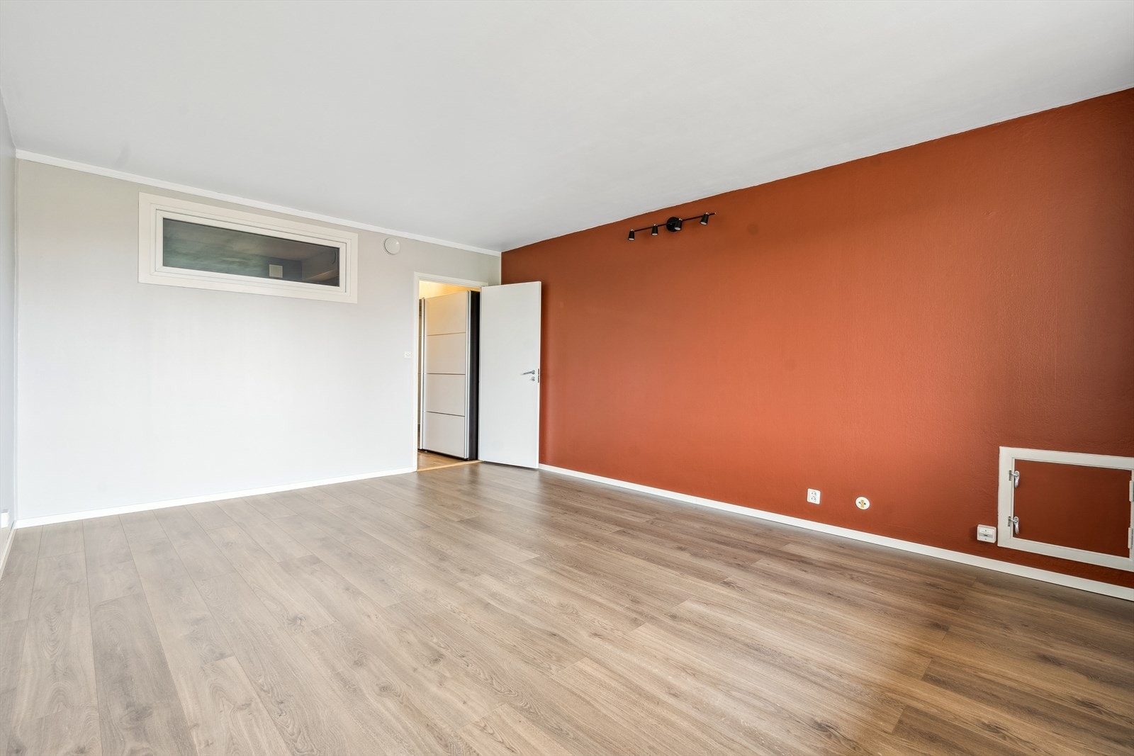 Stuen er romslig med et areal på ca. 22 kvm. Laminat fra 2017 og lyse vegger samt moderne kontrastvegg. Galleribilde